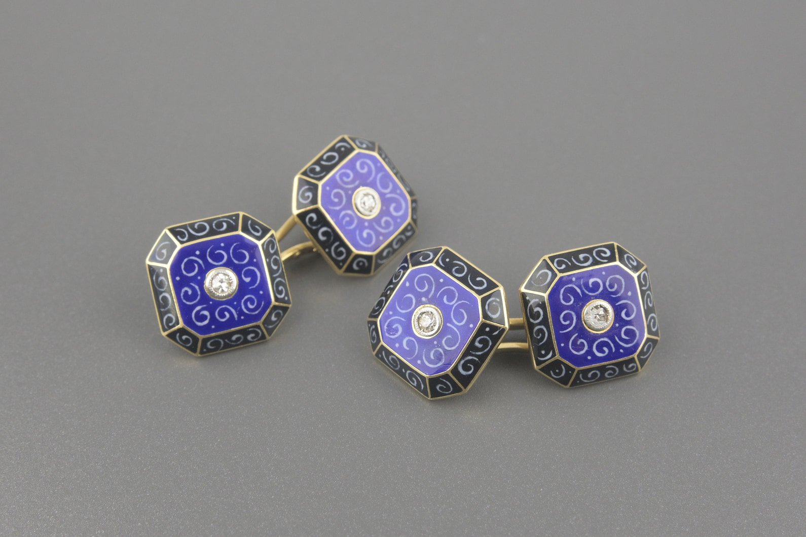 Abotoaduras em Ouro Amarelo 18k com Diamantes e Esmaltes
