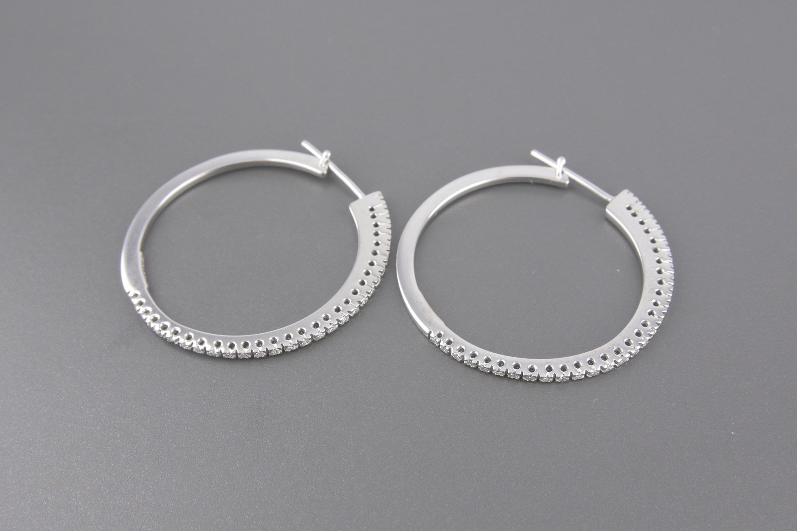 Brincos Argola em Ouro Branco 18k com Aprox. 60pts de Brilhantes