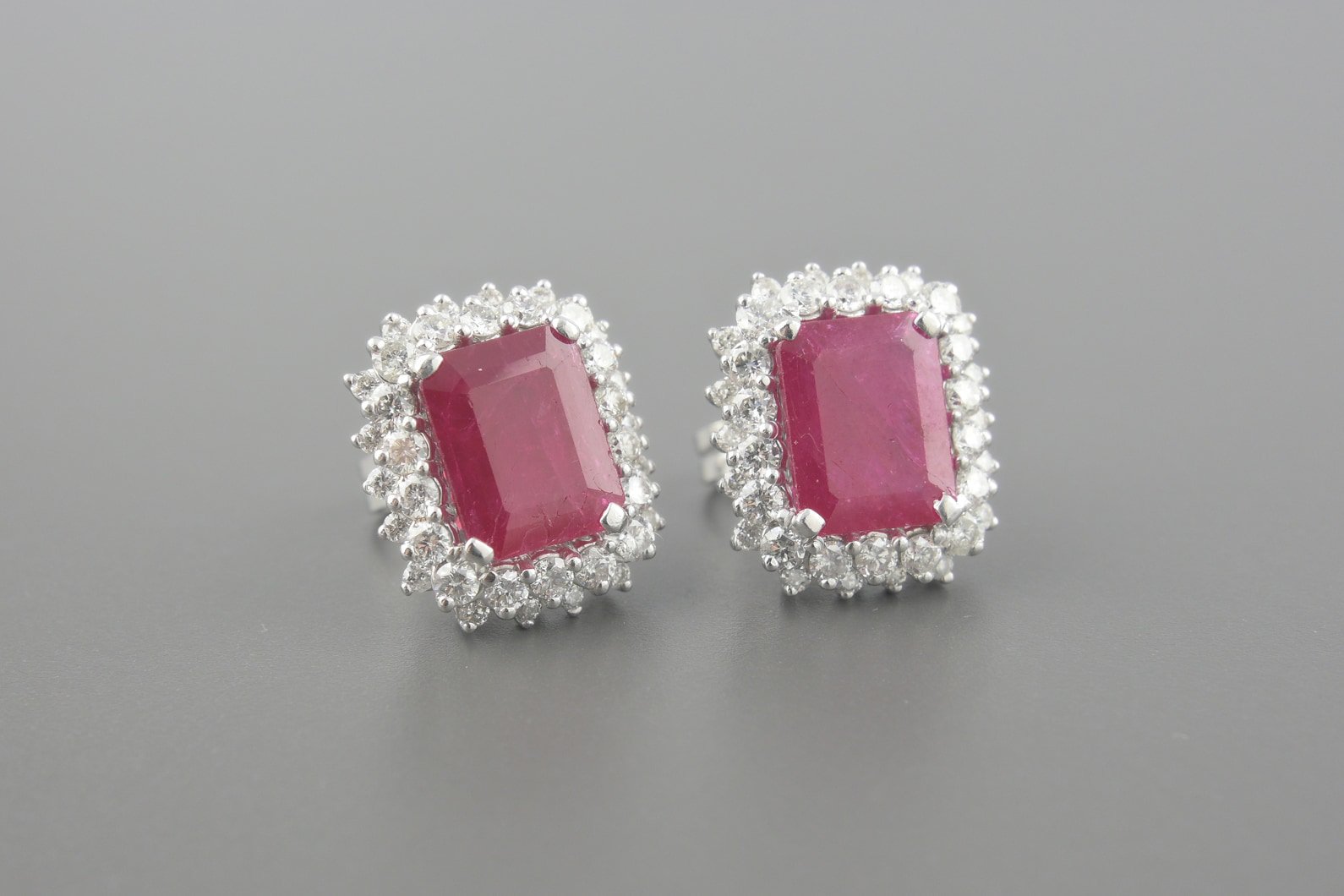 Brincos em ouro branco 18k com Rubis de 9x7mm e Aprox. 1.08ct de Brilhantes