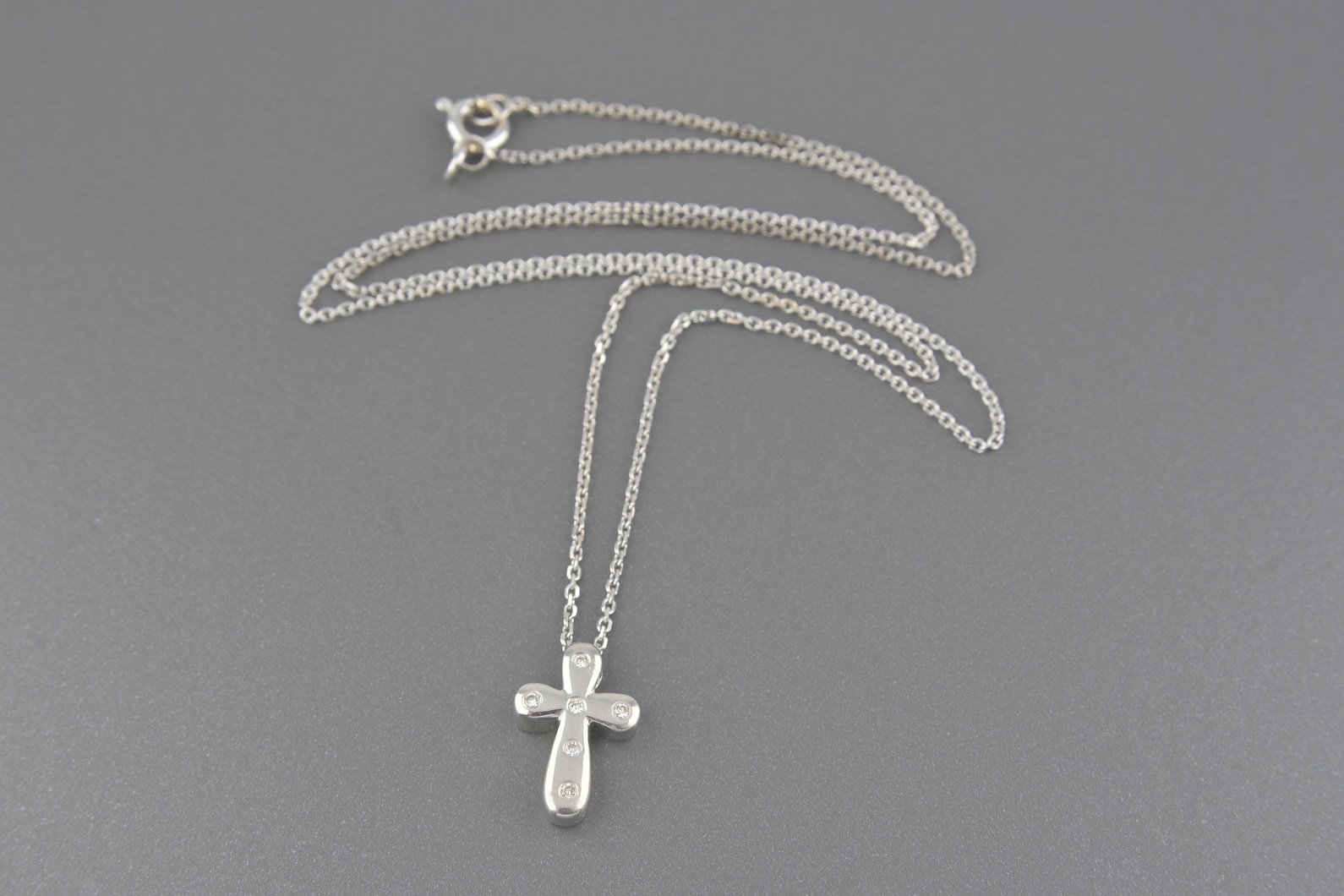 Colar Cruz em Ouro Branco 18k com Aprox. 3pts de Brilhantes