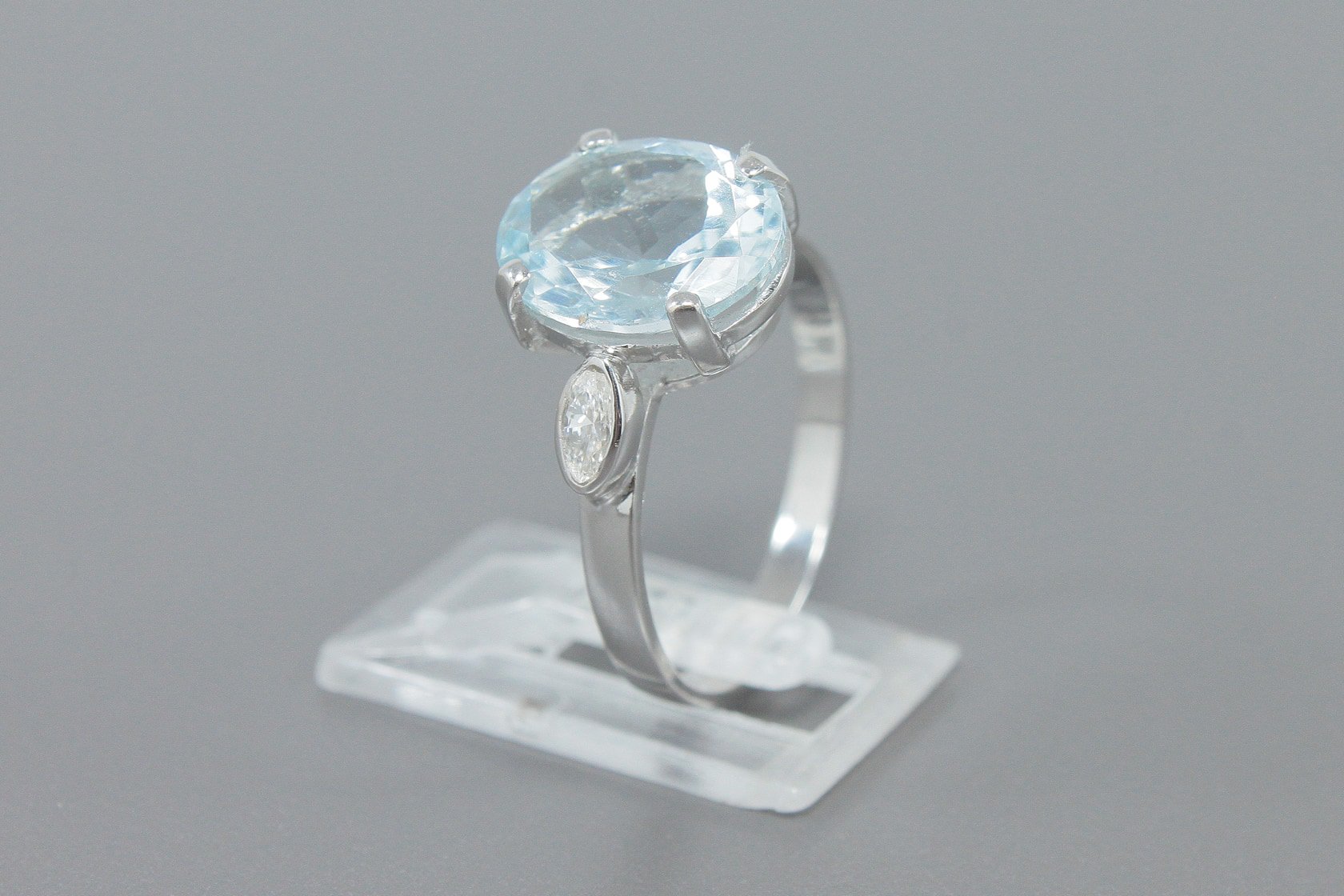 Anel em Ouro Branco 18k com Água Marinha de 11x9mm e Aprox. 20pts de Diamantes Navete