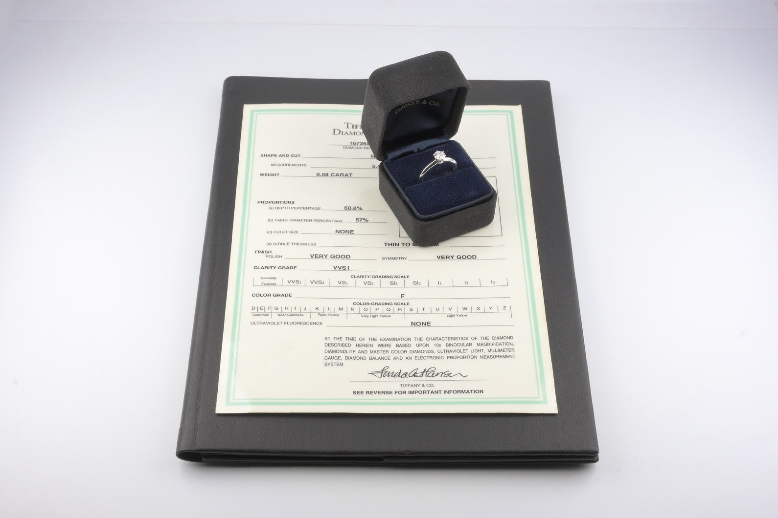 Anel Solitário em Platina com Brilhante de 0.58ct Cor F - VVS1. Com Estojo e Certificado Tiffany&Co.