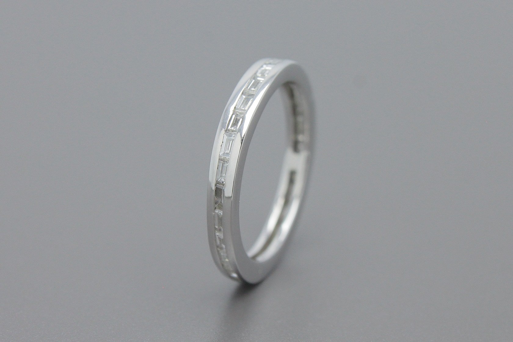 Aliança Inteira em Ouro Branco 18k com 27 Diamantes Baguete