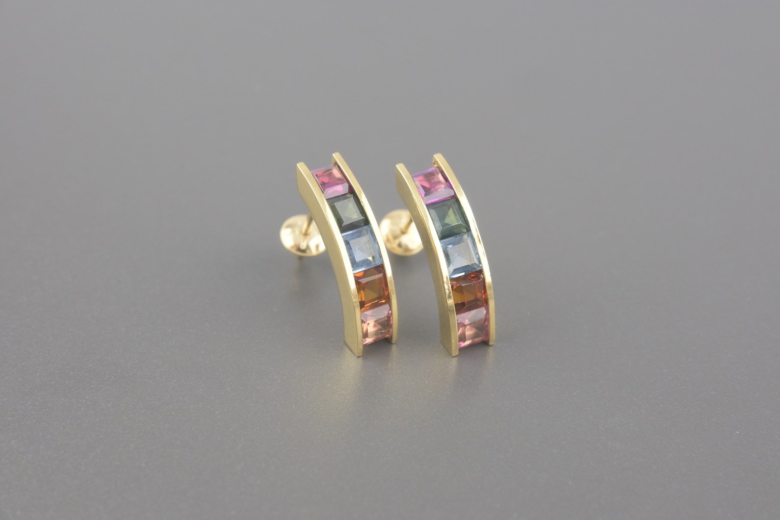 Brincos em Ouro Amarelo 18k com Zirconias Coloridas de 3mm