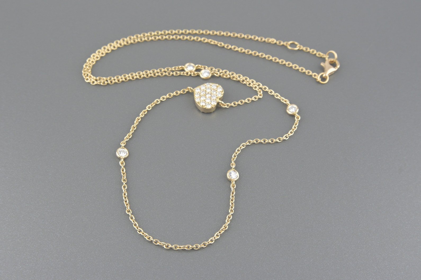 Colar Coração em Ouro Amarelo 18k com Aprox. 55pts de Diamantes Brancos e Aprox. 25pts de Diamantes Brown