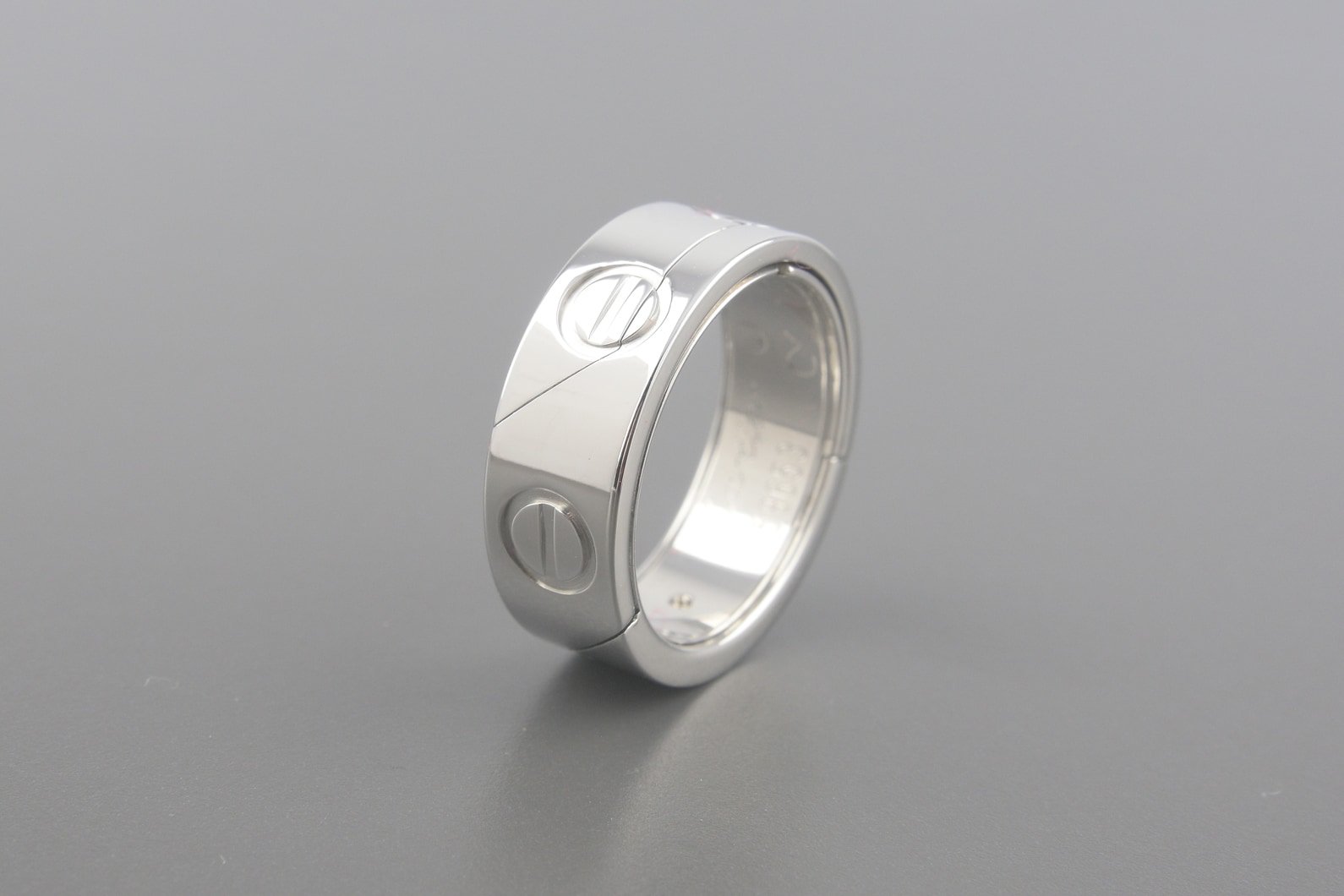 Aliança Astro Love em Ouro Branco 18k. (Anel vira Pingente)