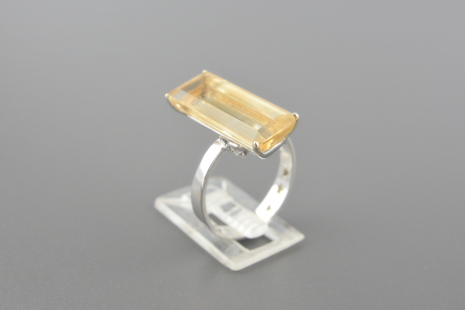 Anel em Ouro Branco 18k com Quartzo de 20x8mm e Brilhantes