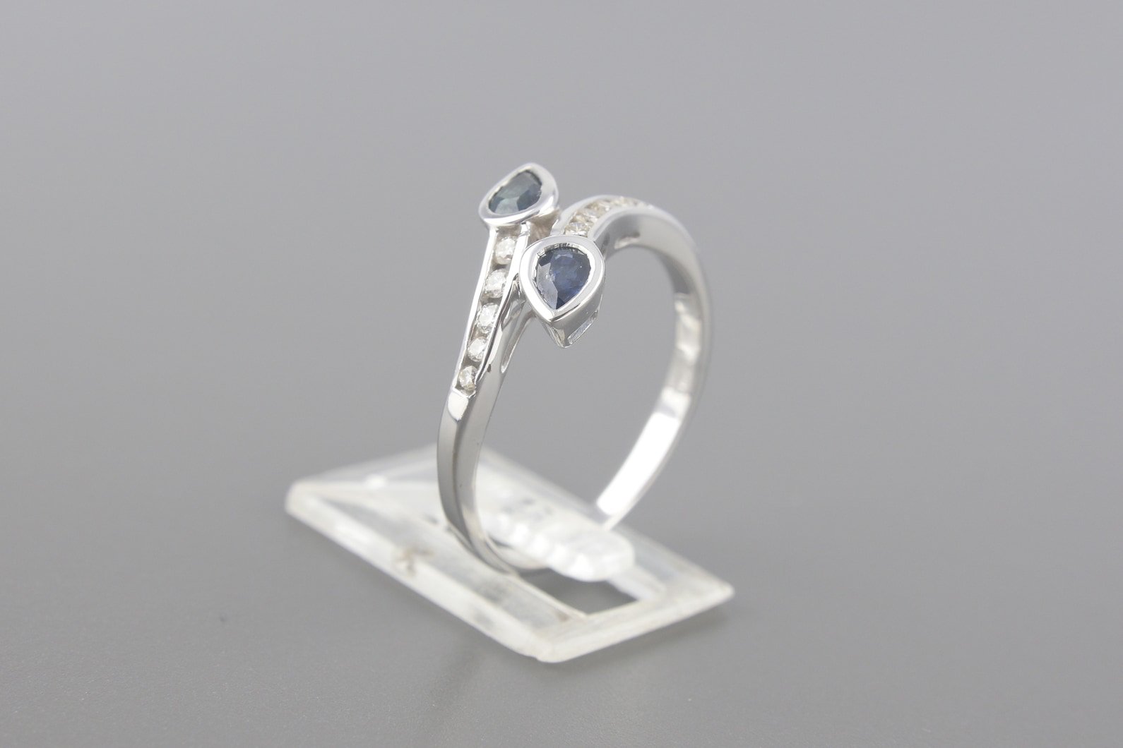 Anel em Ouro Branco 18k com Safiras de 4x3mm e Aprox. 12pts de Brilhantes