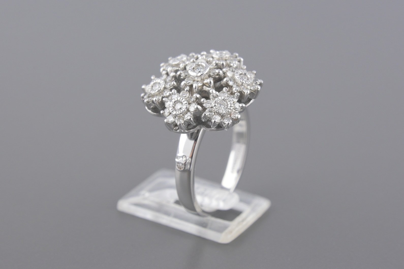 Anel Flores em Ouro Branco 18k com Aprox. 70pts de Brilhantes