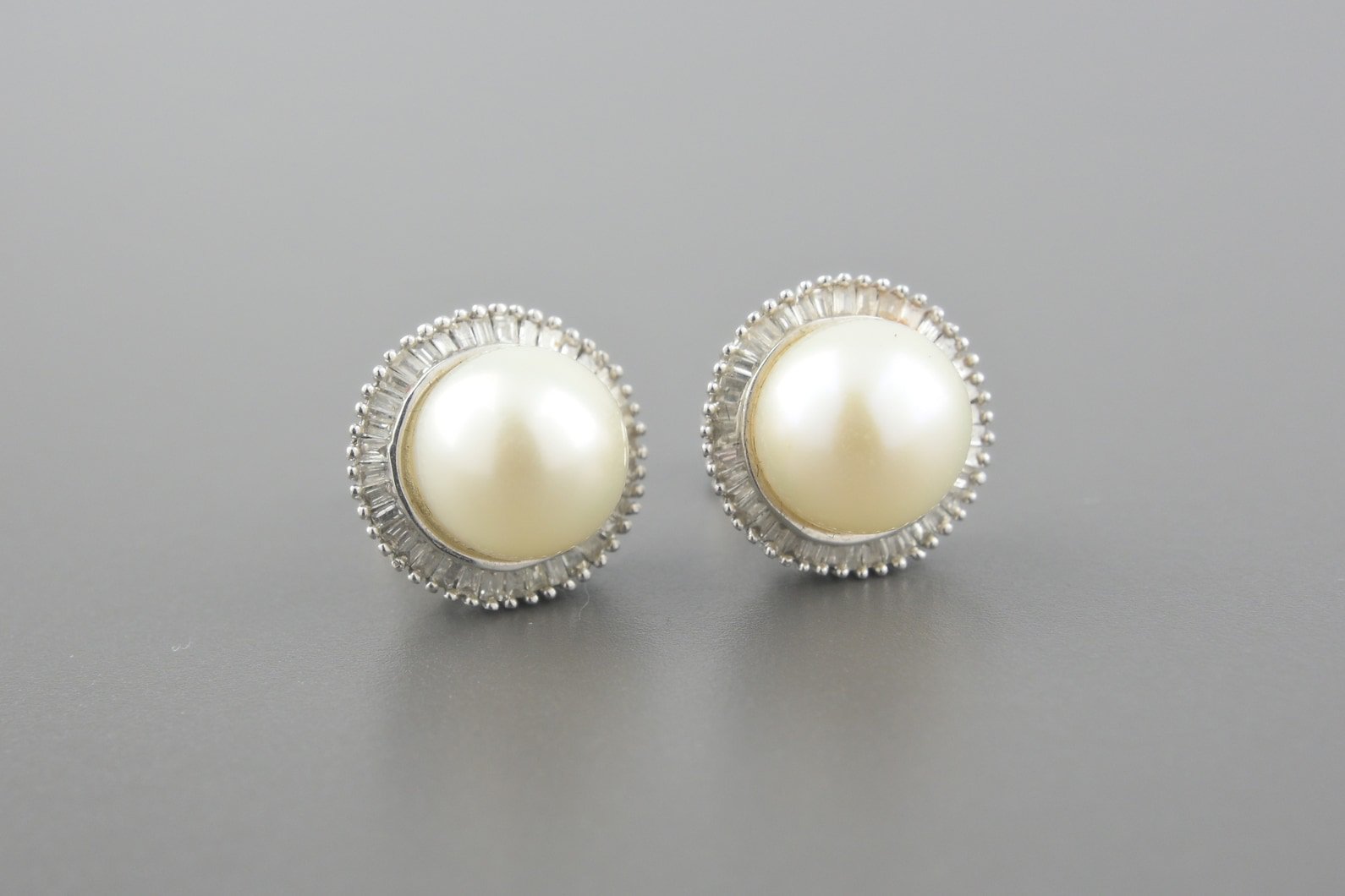 Brincos em Ouro Branco 18k com Pérolas de 7.7mm e Diamantes