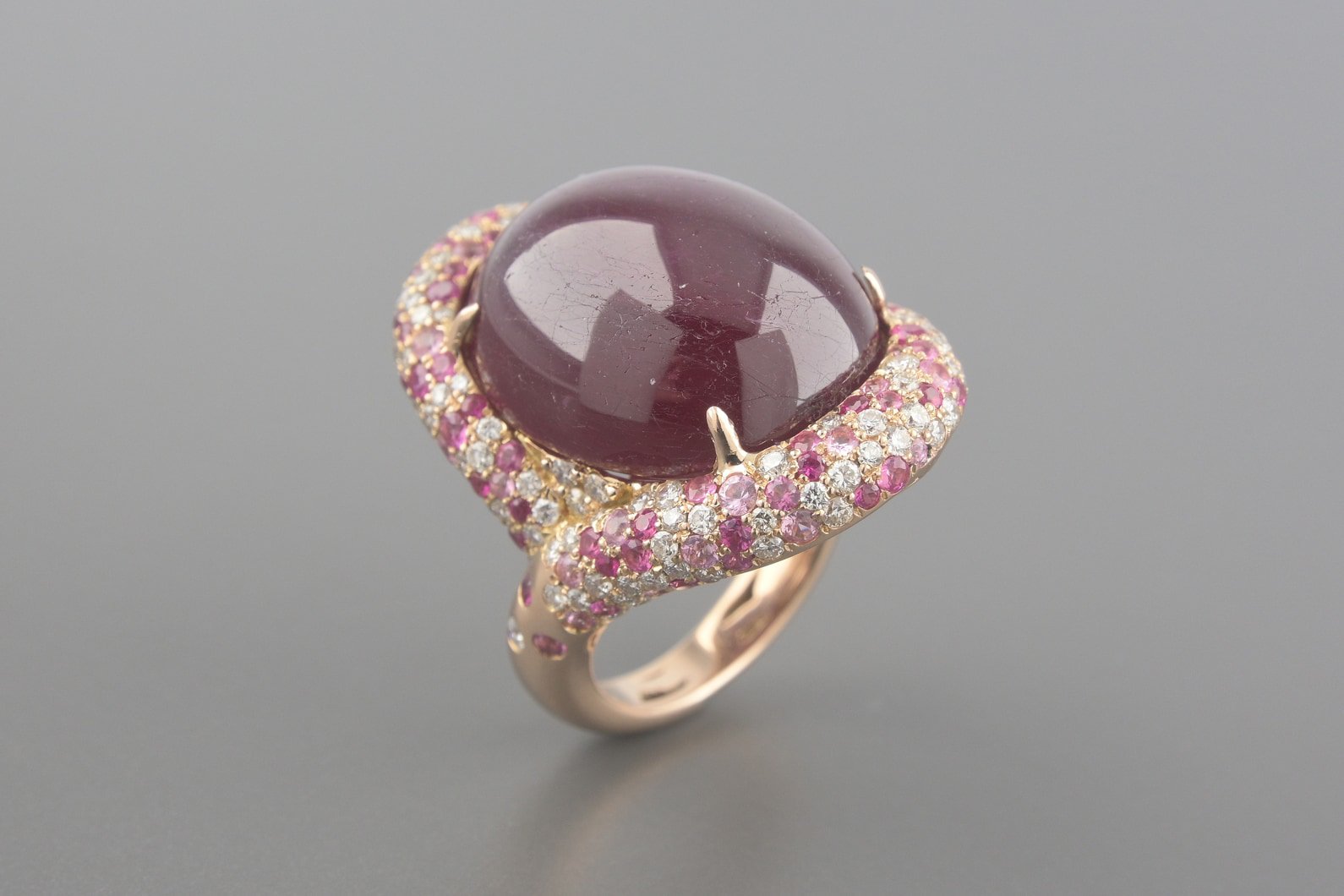 Anel em Ouro Rose 18k com Rubi Cabochon de 21x18mm, Safiras Rosas e Aprox. 1.09ct de Brilhantes
