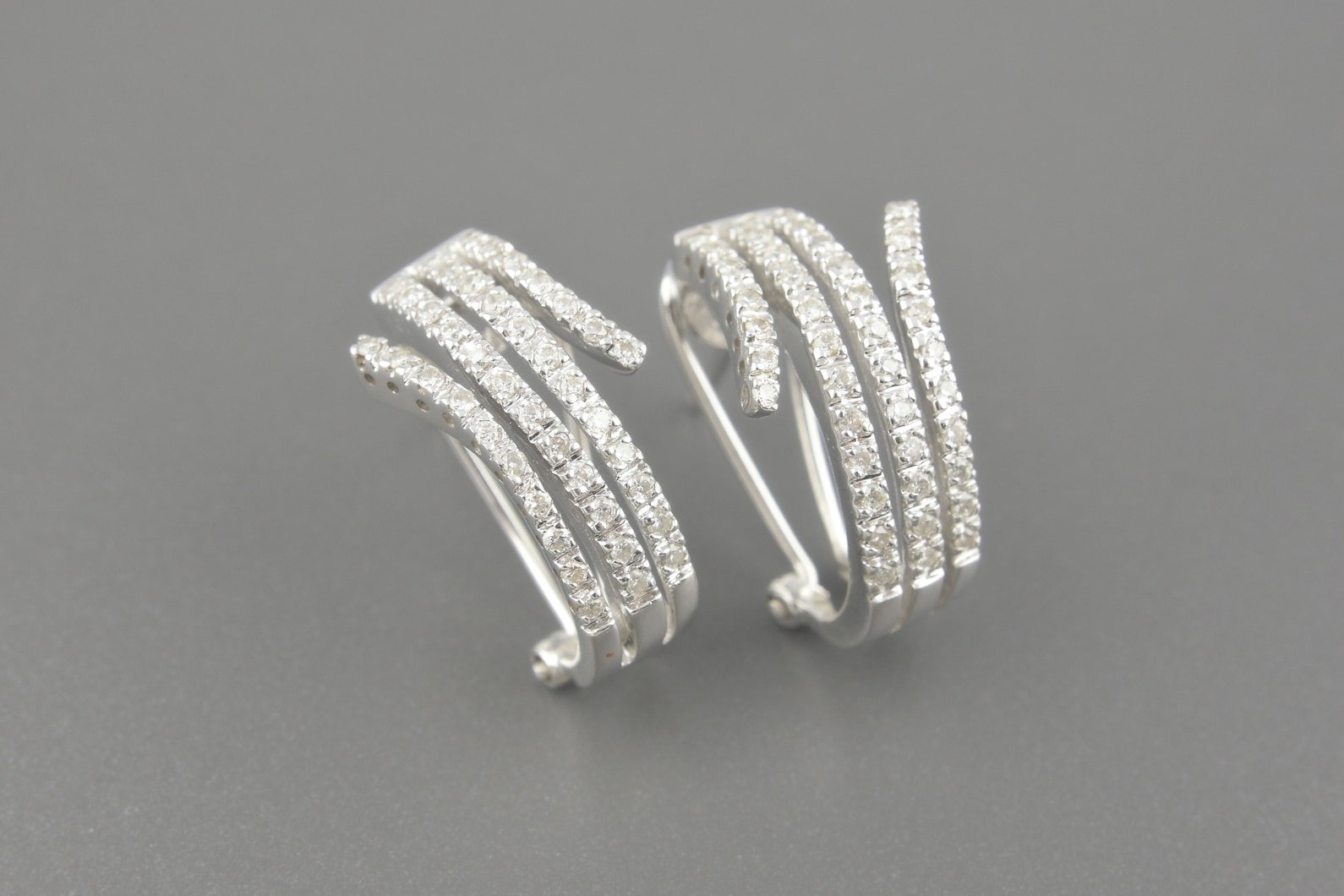 Brincos em Ouro Branco 14k com Aprox. 82pts de Brilhantes