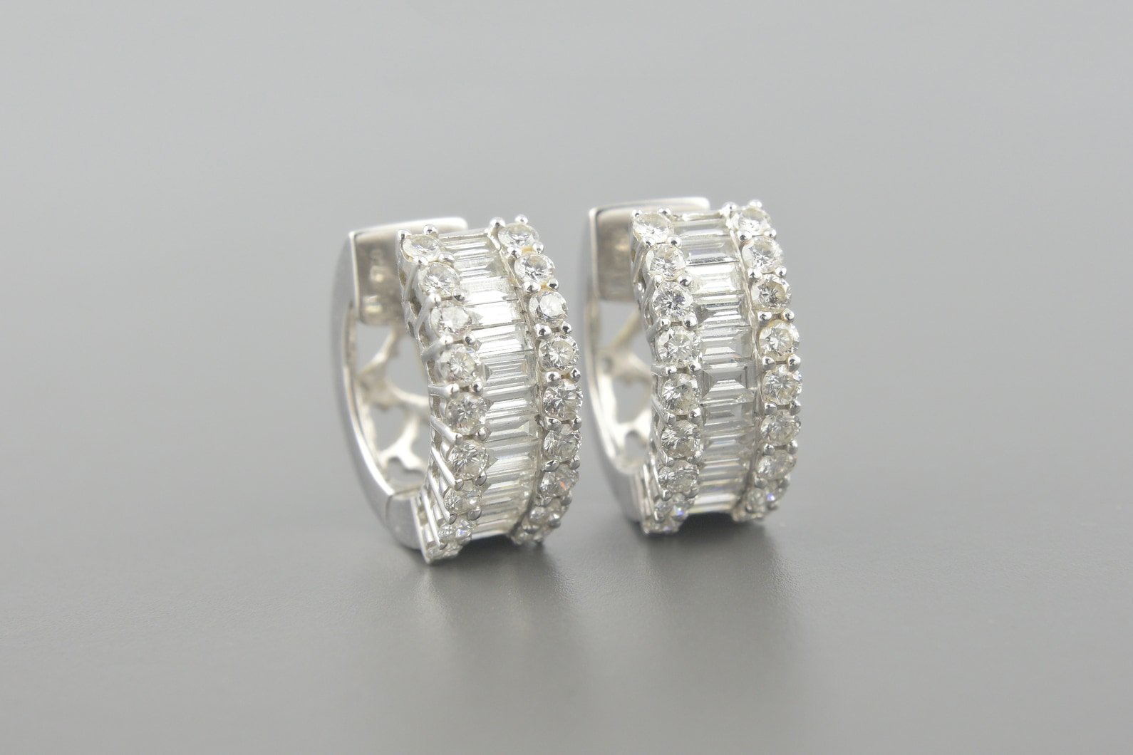 Brincos Argola em Ouro Branco 18k com Aprox. 1.5ct de Diamantes