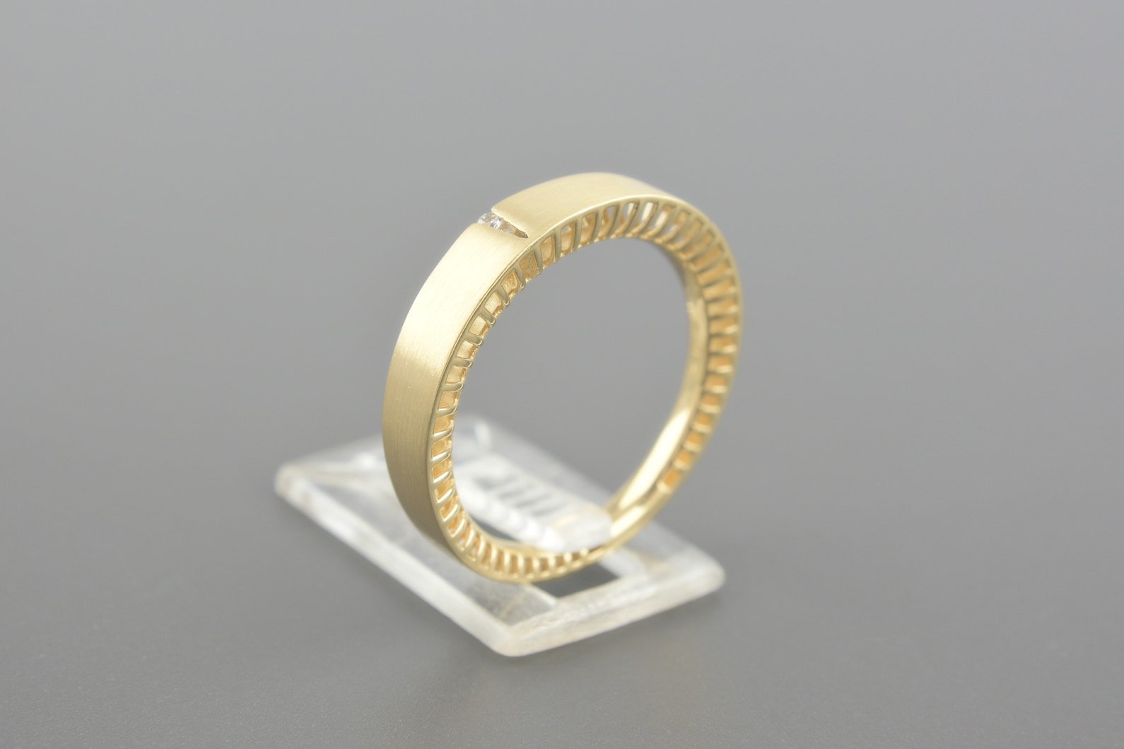 Anel em Ouro Amarelo 18k com Aprox. 1.5pts de Brilhantes