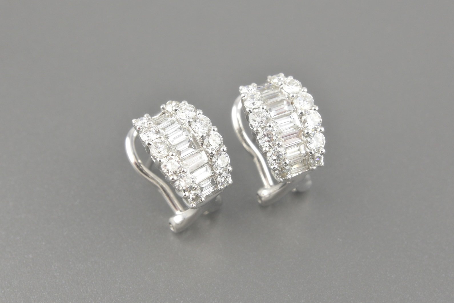 Brincos em Ouro Branco 18k com Aprox. 1.45ct de Diamantes