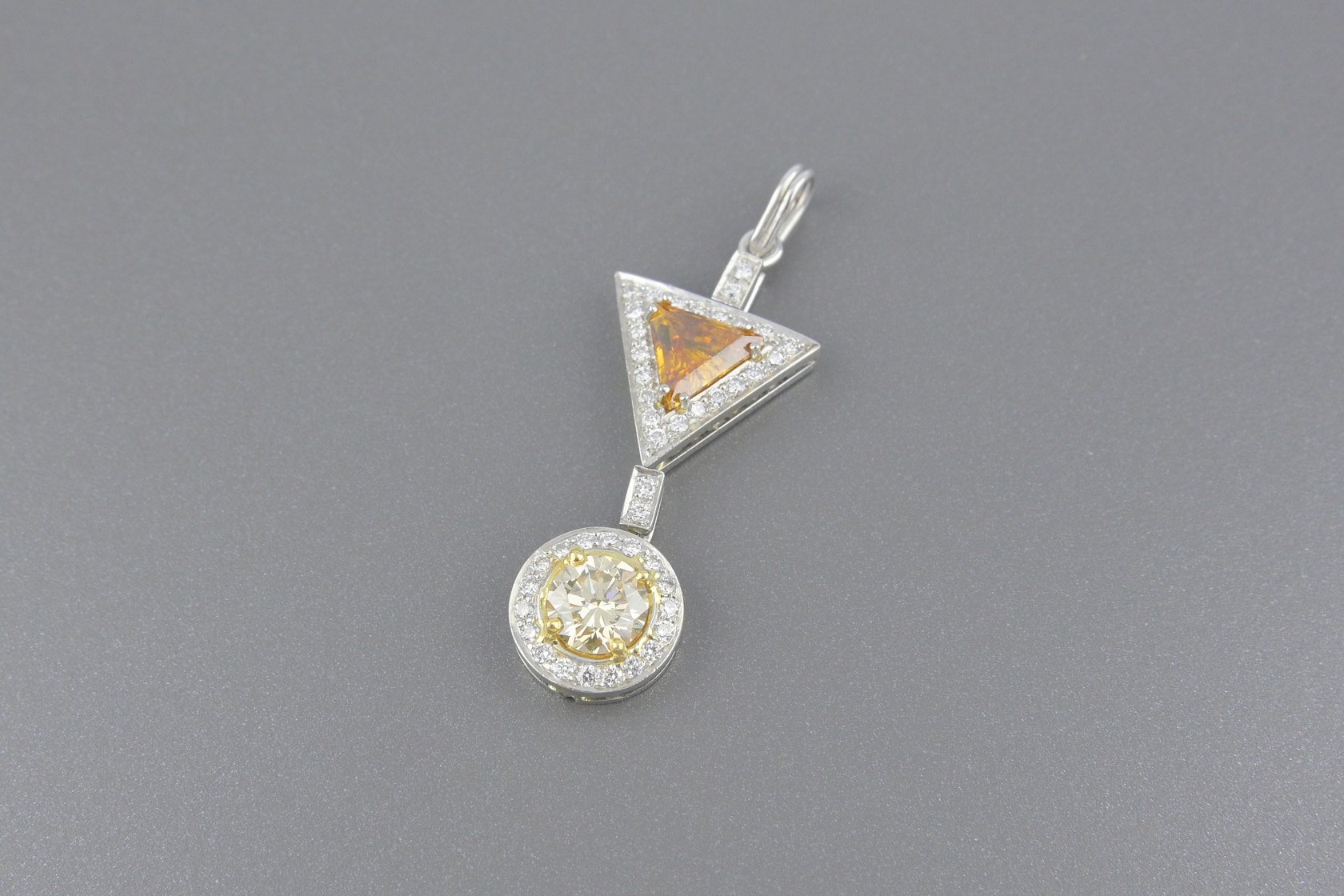 Pingente em Ouro Branco 18k com Aprox. 1.9cts de Diamantes (Maiores de 70pts e Menores 50pts)