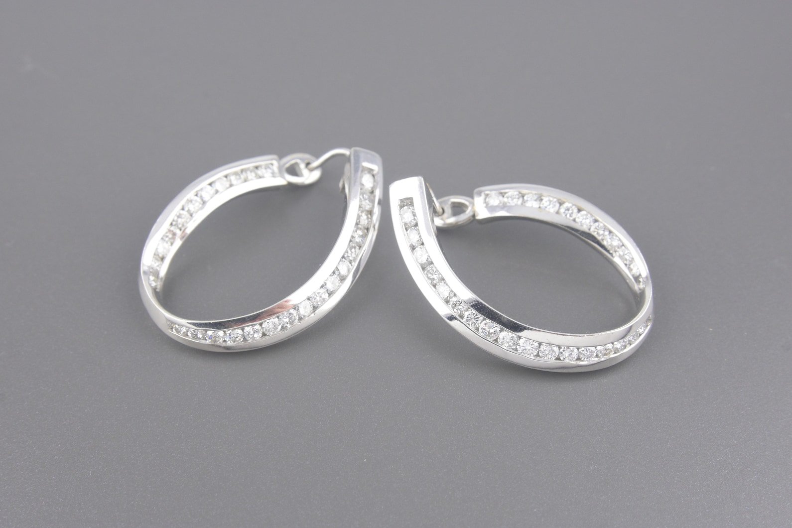 Brincos Argolas em Ouro Branco 18k com Aprox. 3.30ct de Brilhantes