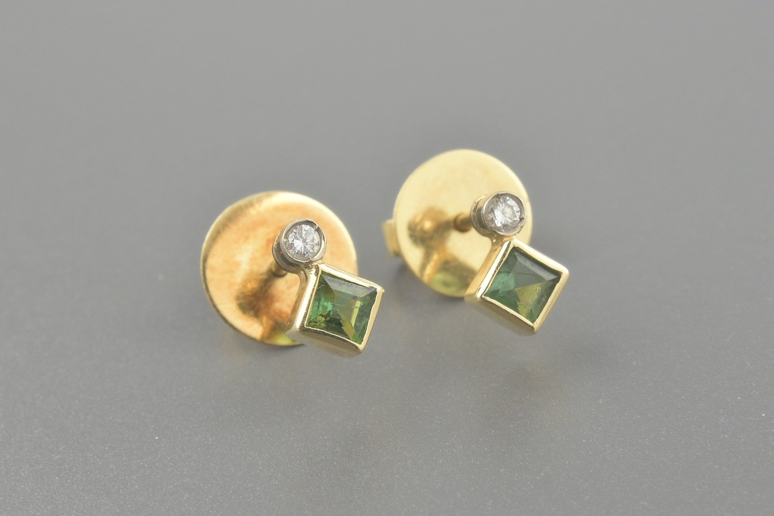 Brincos em Ouro Amarelo 18k com Turmalinas Verdes de 3mm e Aprox. 6pts de Brilhantes