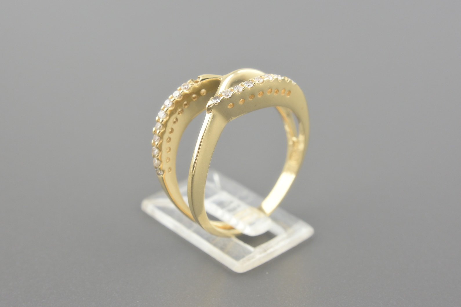 Anel em Ouro Amarelo 18k com Aprox. 17pts de Brilhantes