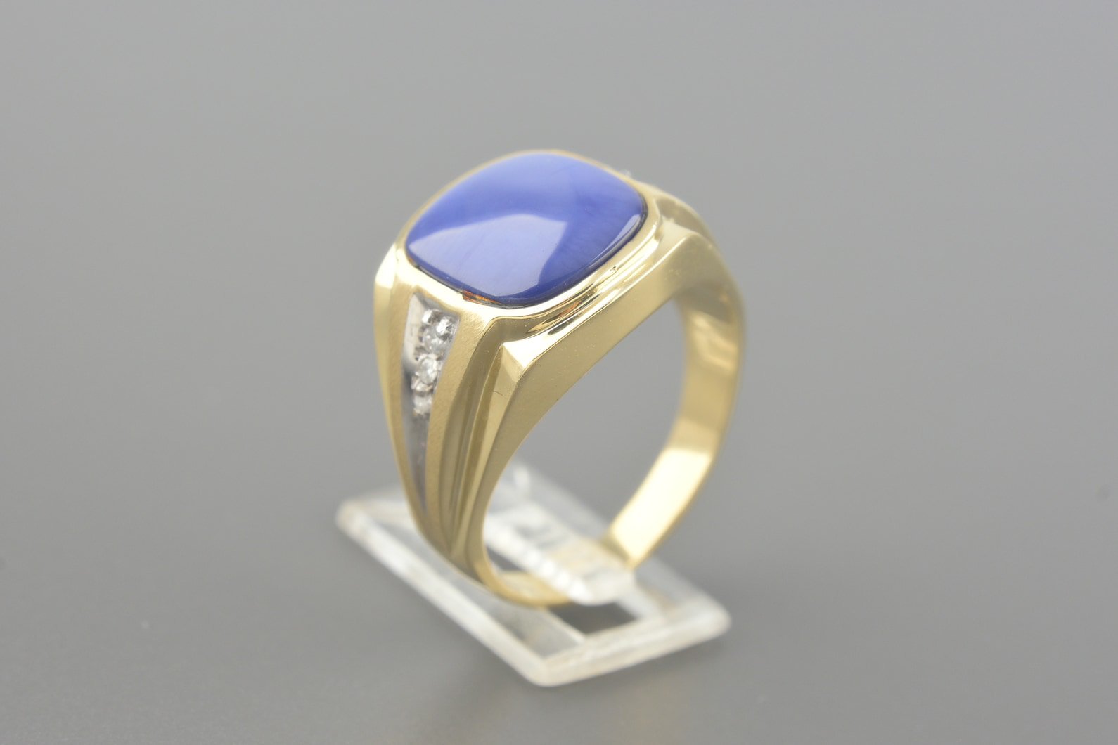 Anel Sinete em Ouro Amarelo 18k com Safira Estrela de 12x11mm e Aprox. 6pts de Brilhantes