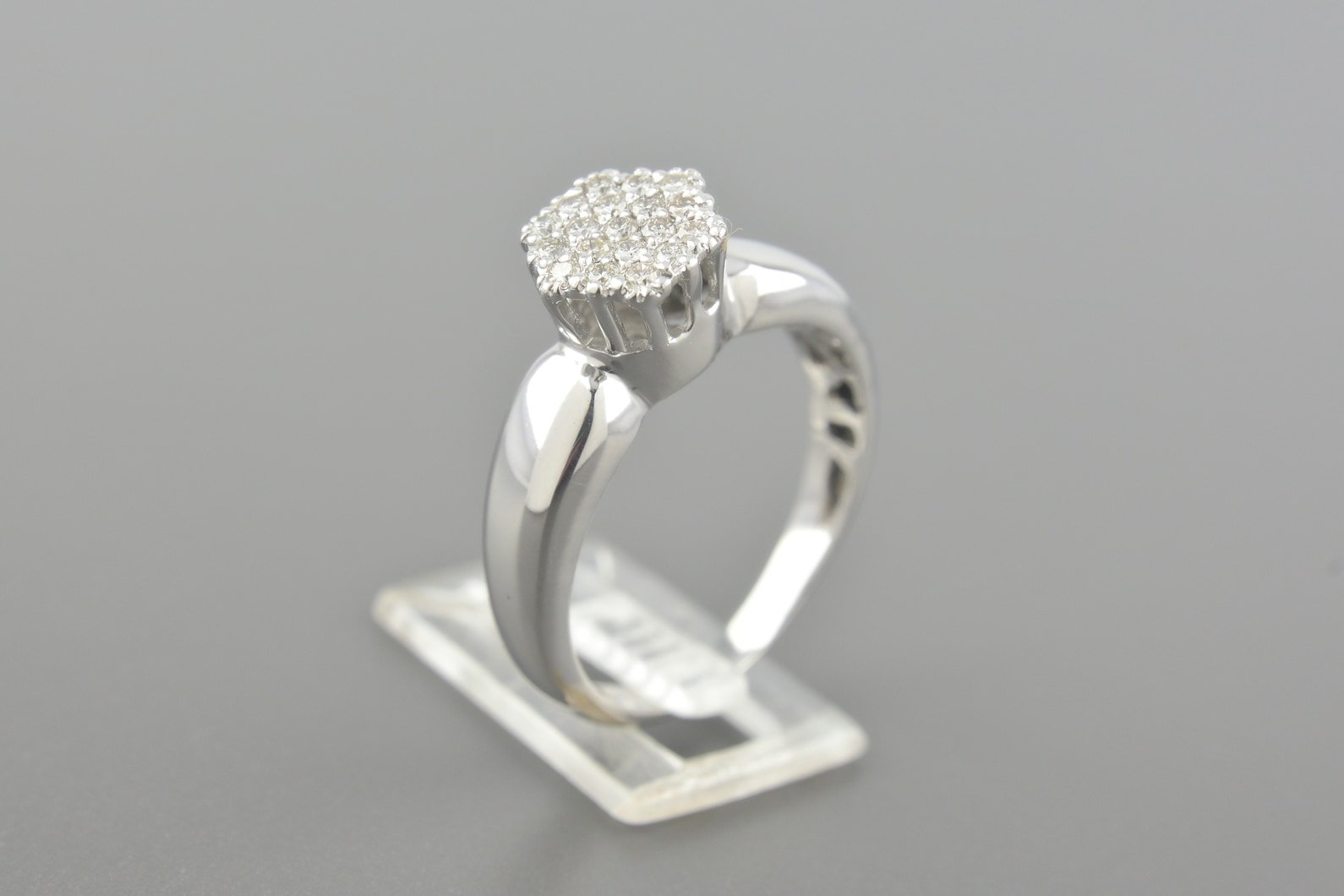 Anel em Ouro Branco 18k com Aprox. 19pts de Brilhantes