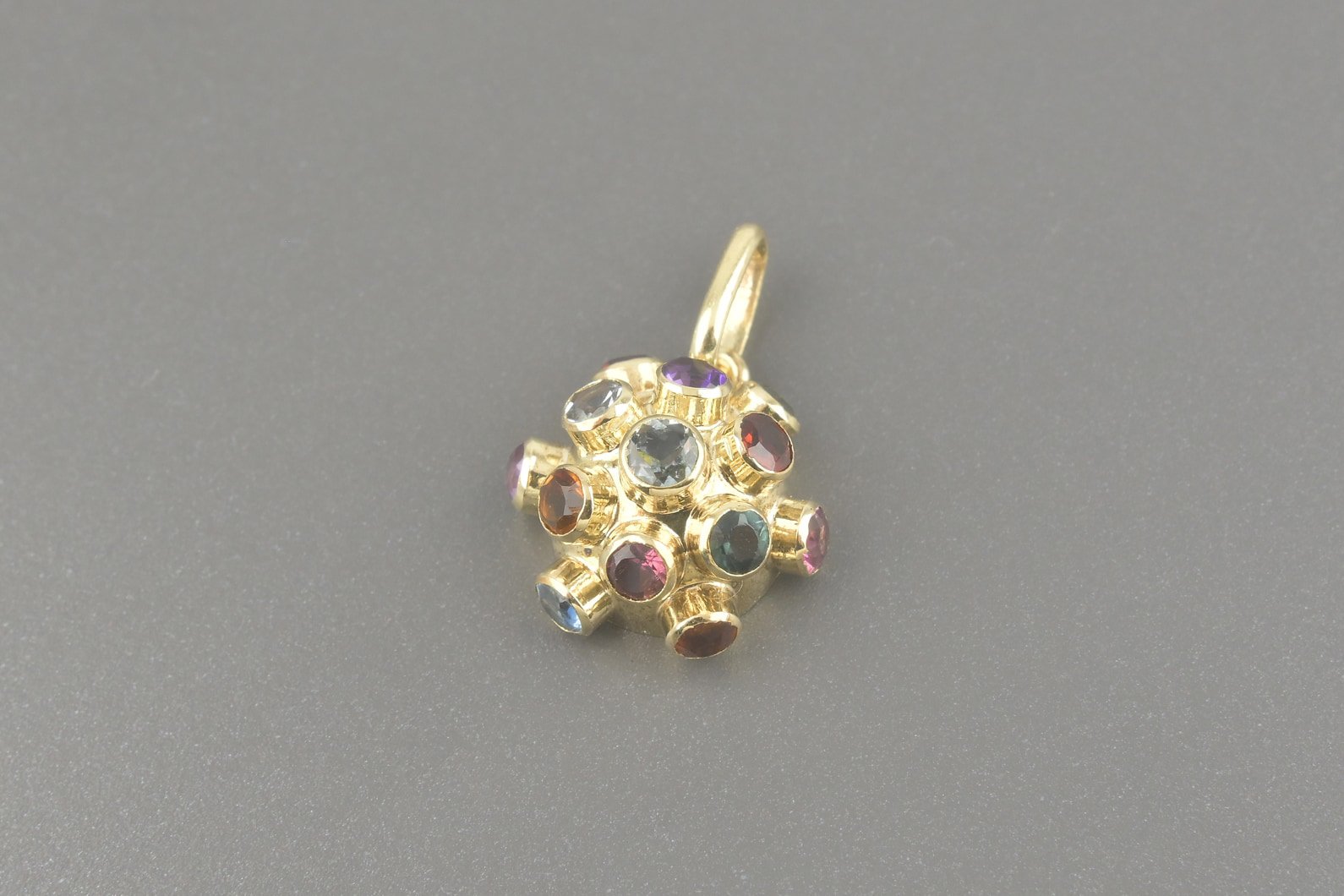 Pingente Sputnik em Ouro Amarelo 18k com Zirconias Coloridas