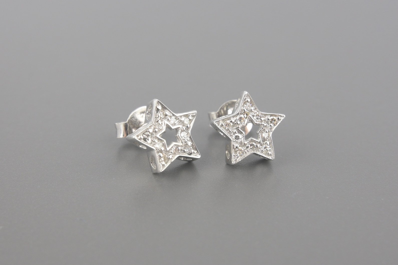 Brincos Estrela em Ouro Branco 18k com Aprox. 20pts de Brilhantes
