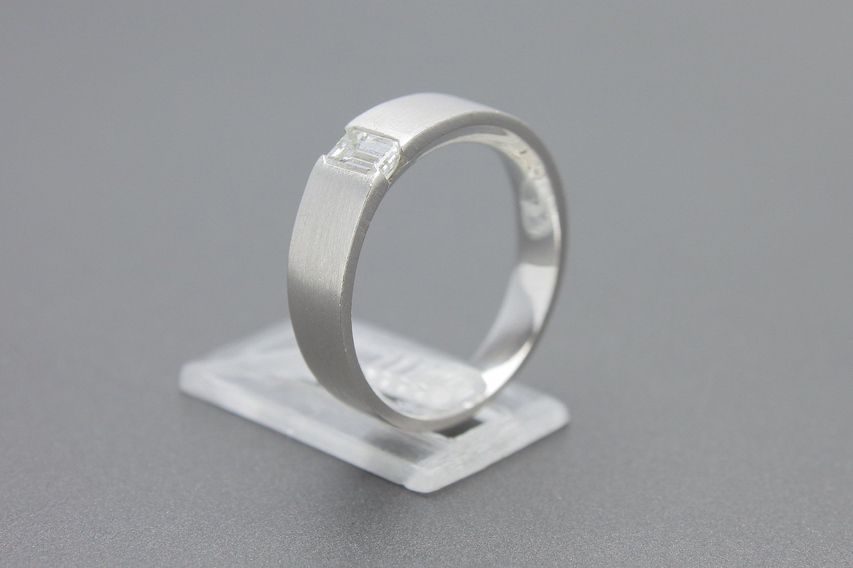 Anel Solitário em Ouro Branco 18k com Diamante de Aprox. 29 pts