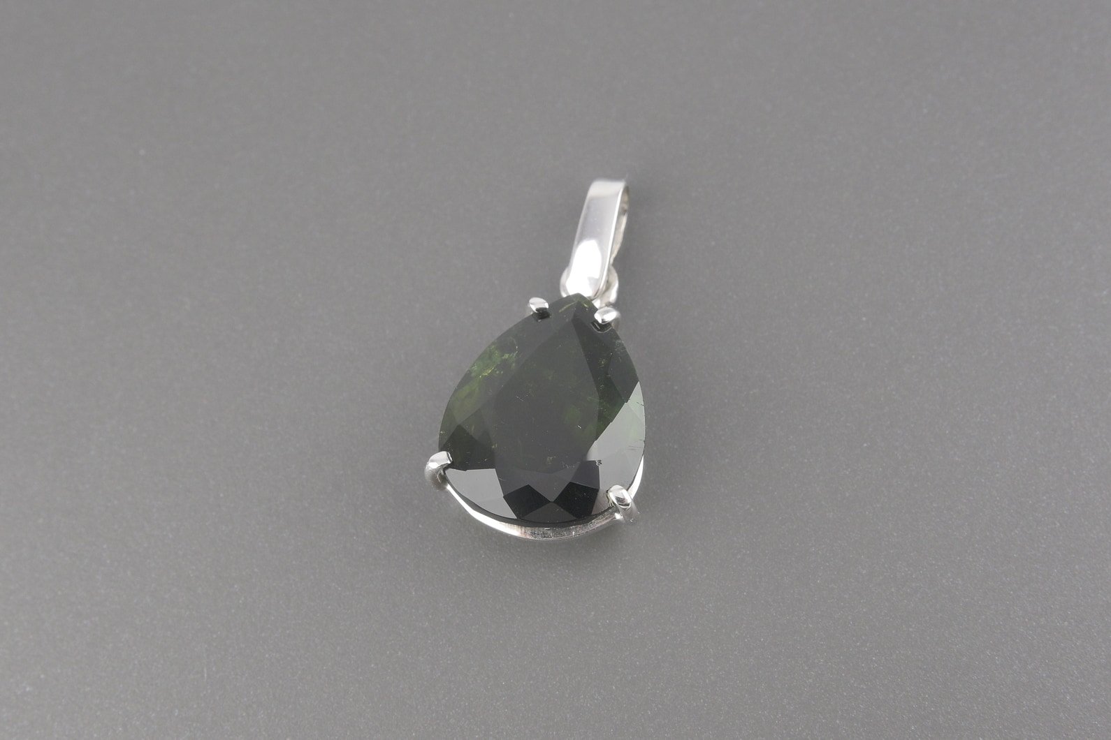 Pingente em Ouro Branco 18k com Turmalina Verde Lap. Gota de 15x12mm