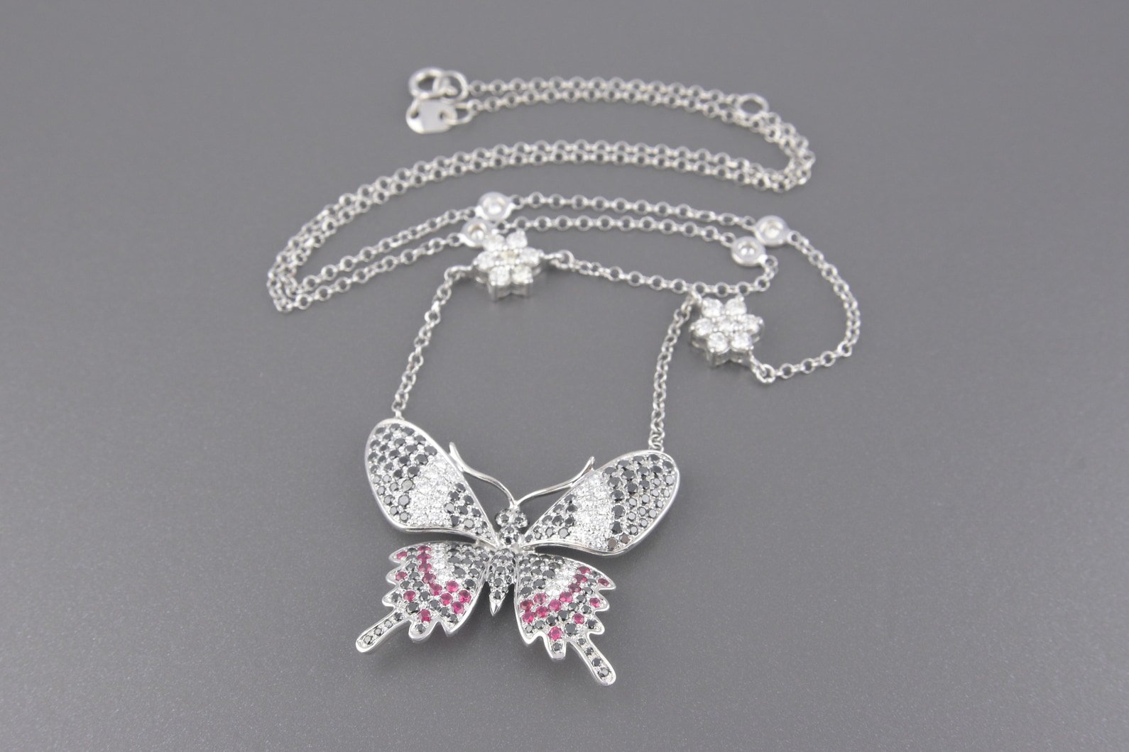 Colar Borboleta em Ouro Branco 18k com Diamantes Branco, Negros e Rubis