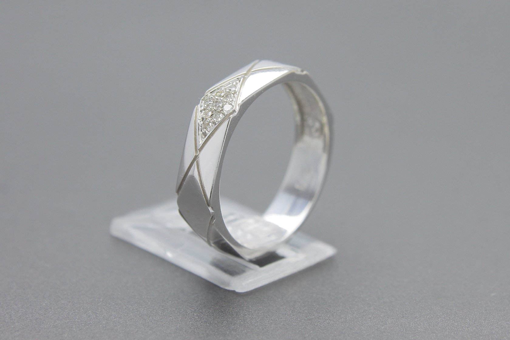 Anel em Ouro Branco 18k com Aprox. 9pts de Brilhantes