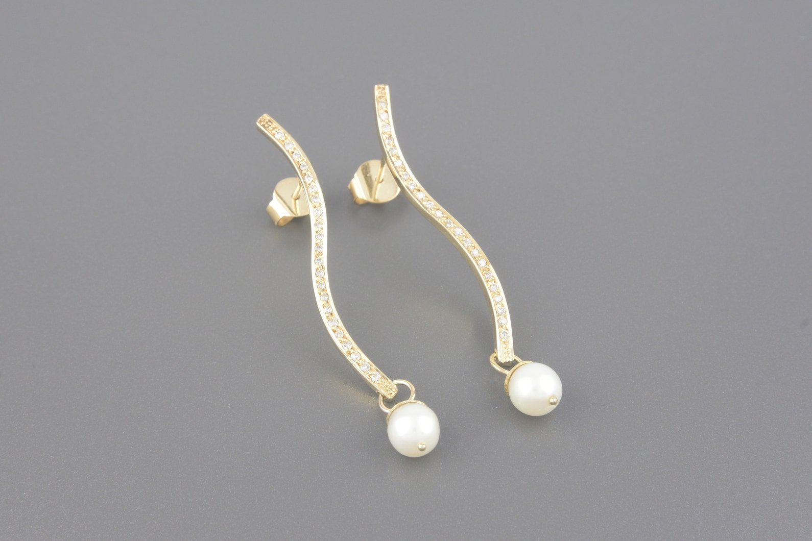 Brincos em Ouro Amarelo 18k com Pérolas de 6mm e Aprox. 22pts de Brilhantes