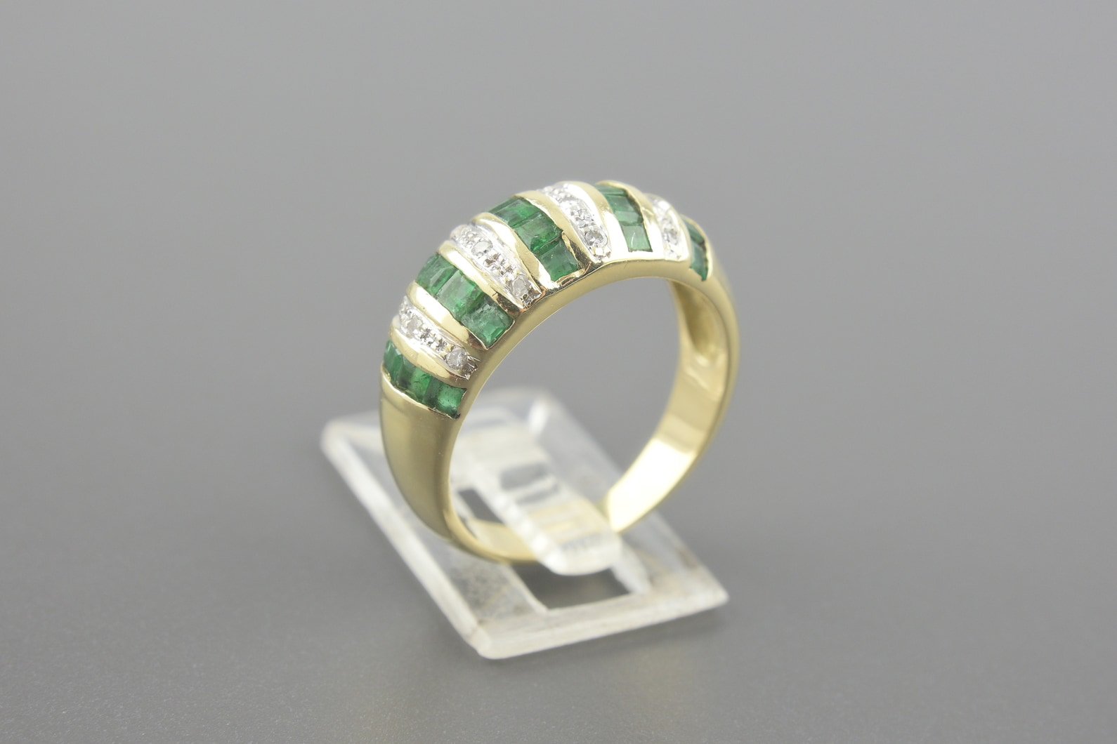 Anel em Ouro Amarelo 18k com Esmeraldas de 1mm e Aprox. 6pts de Brilhantes