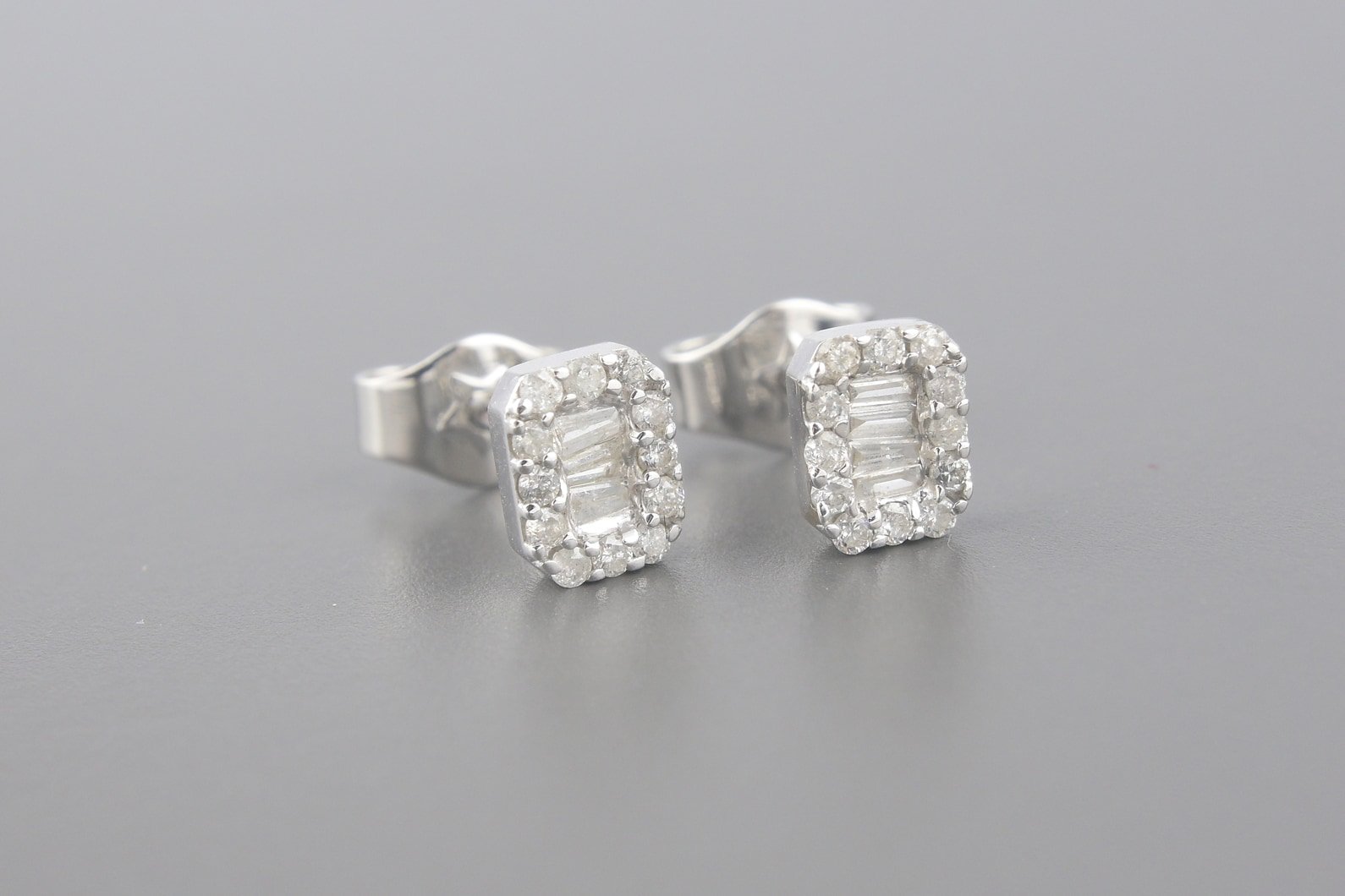 Brincos em Ouro Branco 18k com Aprox. 28pts de Diamantes