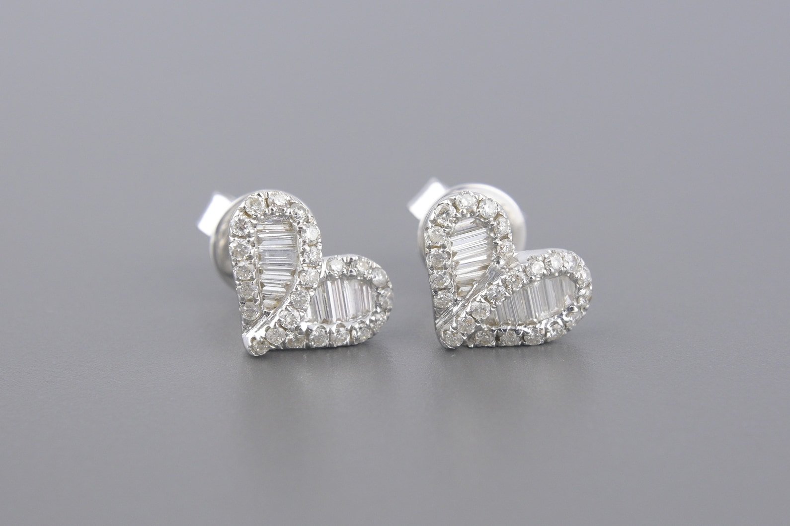 Brincos Coração em Ouro Branco 18k com Aprox. 56pts de Diamantes