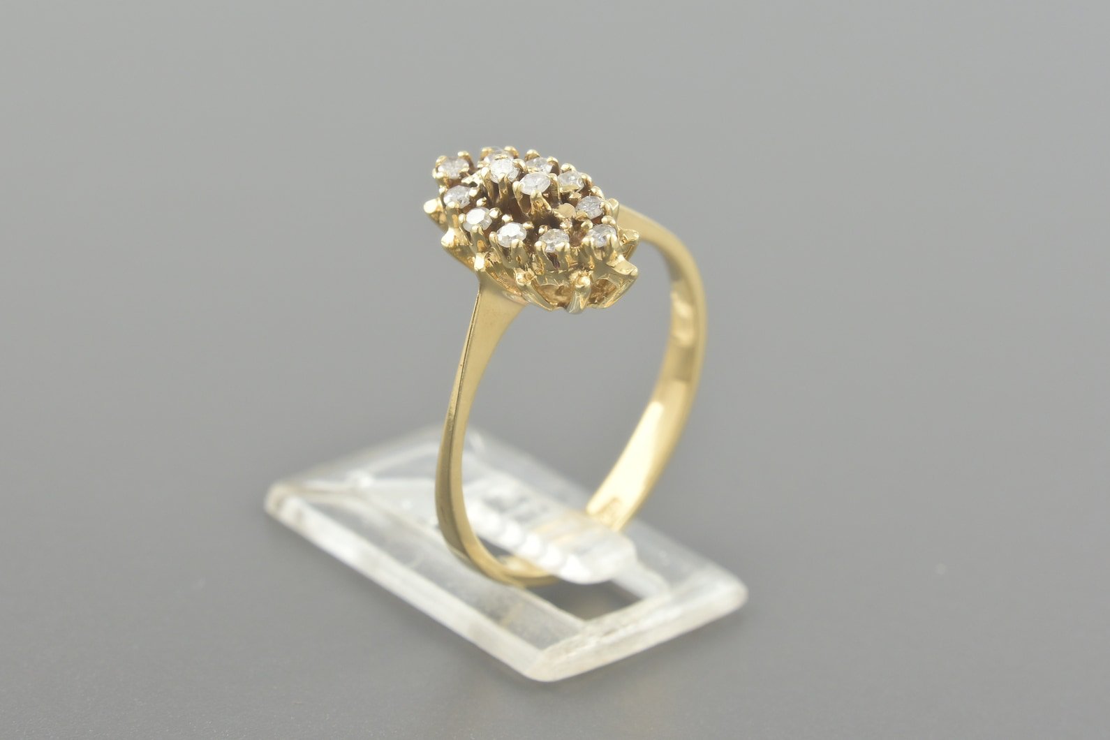 Anel em Ouro Amarelo 18k com Aprox. 12pts de Brilhantes