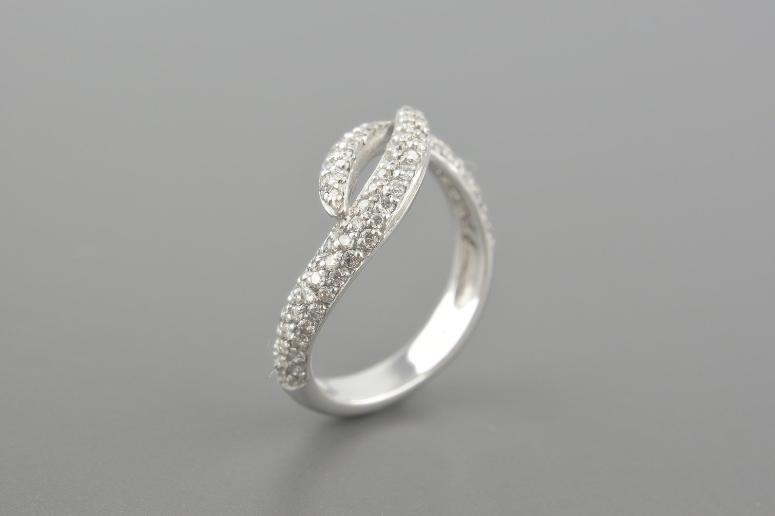Anel em Ouro Branco 18k com Aprox. 96pts de Brilhantes