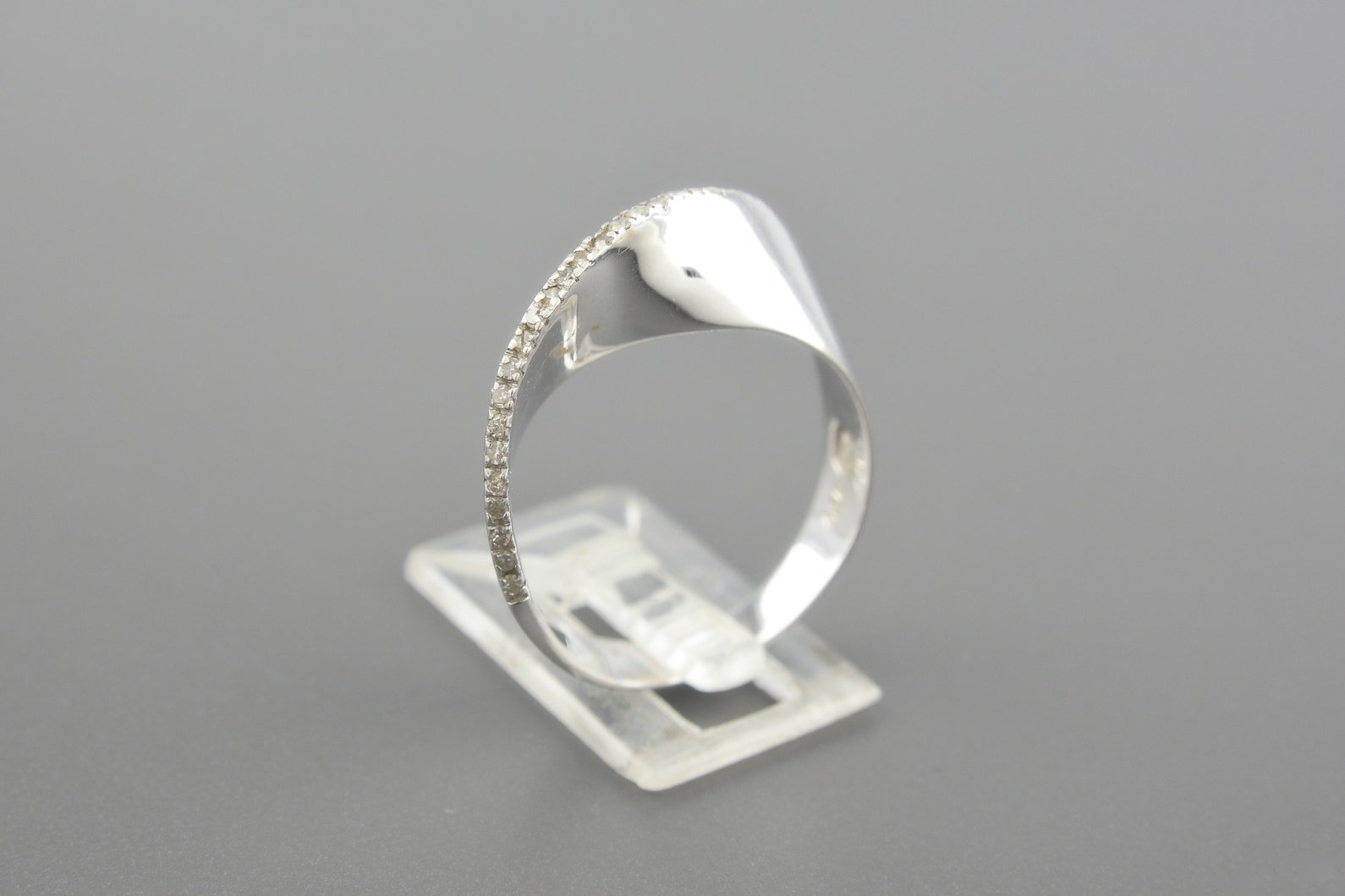 Anel em Ouro Branco 18k com Aprox. 22pts de Brilhantes