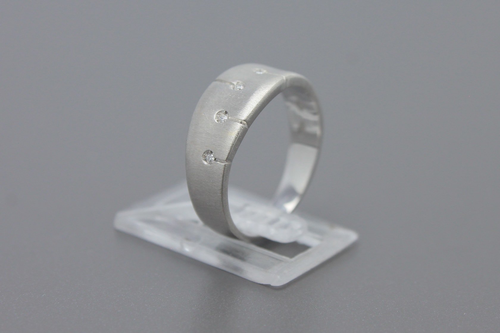Anel em Ouro Branco 18k com Aprox. 5pts de Brilhantes