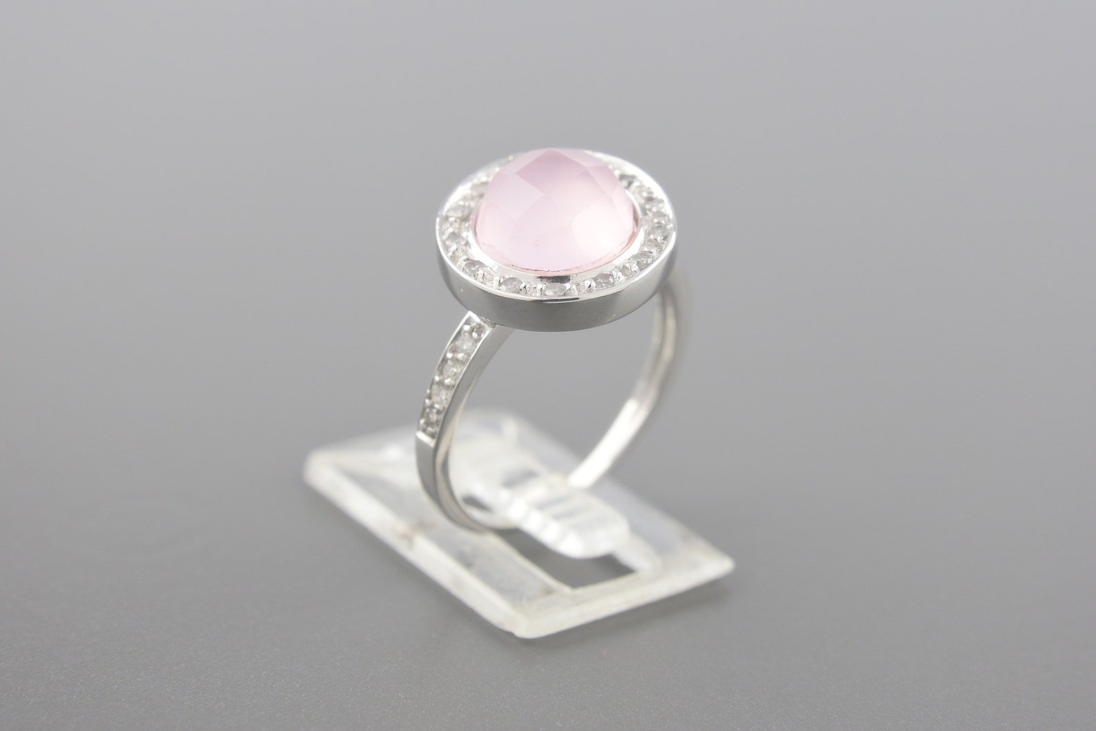 Anel em Ouro Branco 18k com Quartzo Rosa de 8mm e Aprox. 22pts de Brilhantes