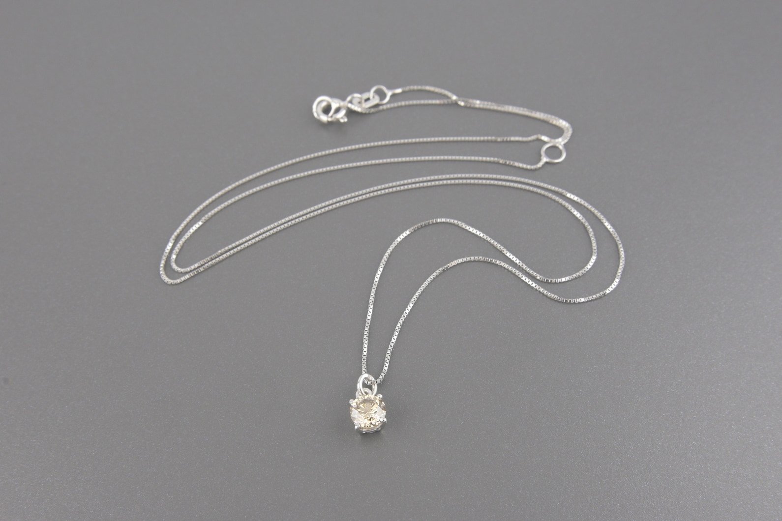 Colar Ponto de Luz em Ouro Branco 18k com Diamante Brown de Aprox. 0.30ct