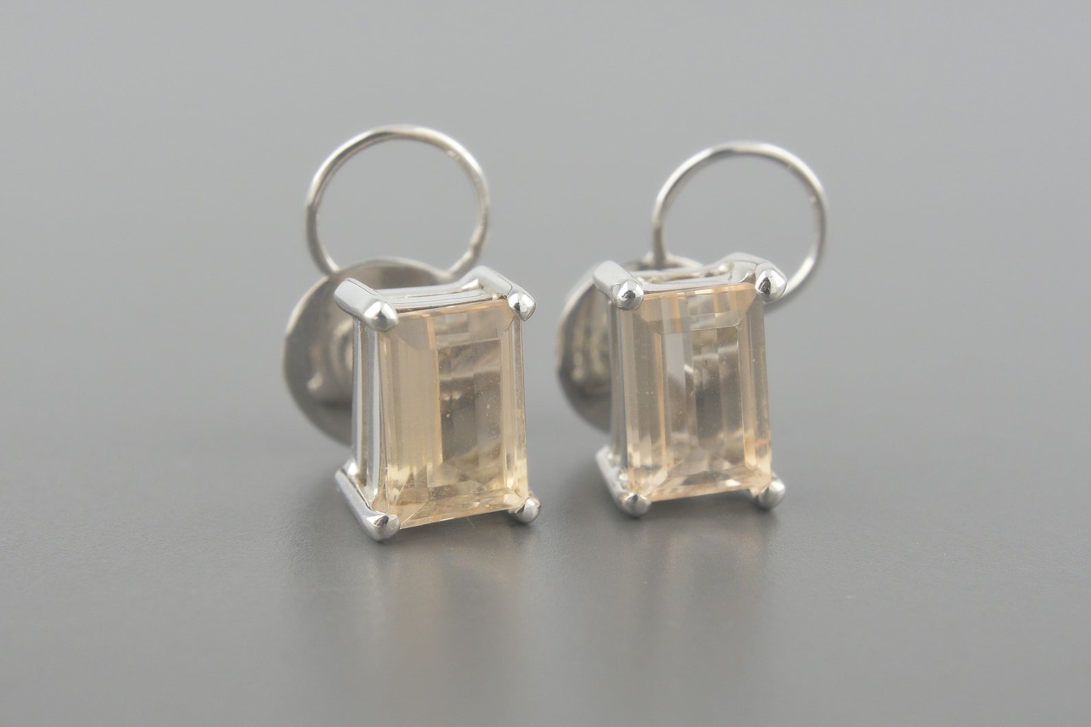 Brincos em Ouro Branco 18k com Quartzos de 9x6mm