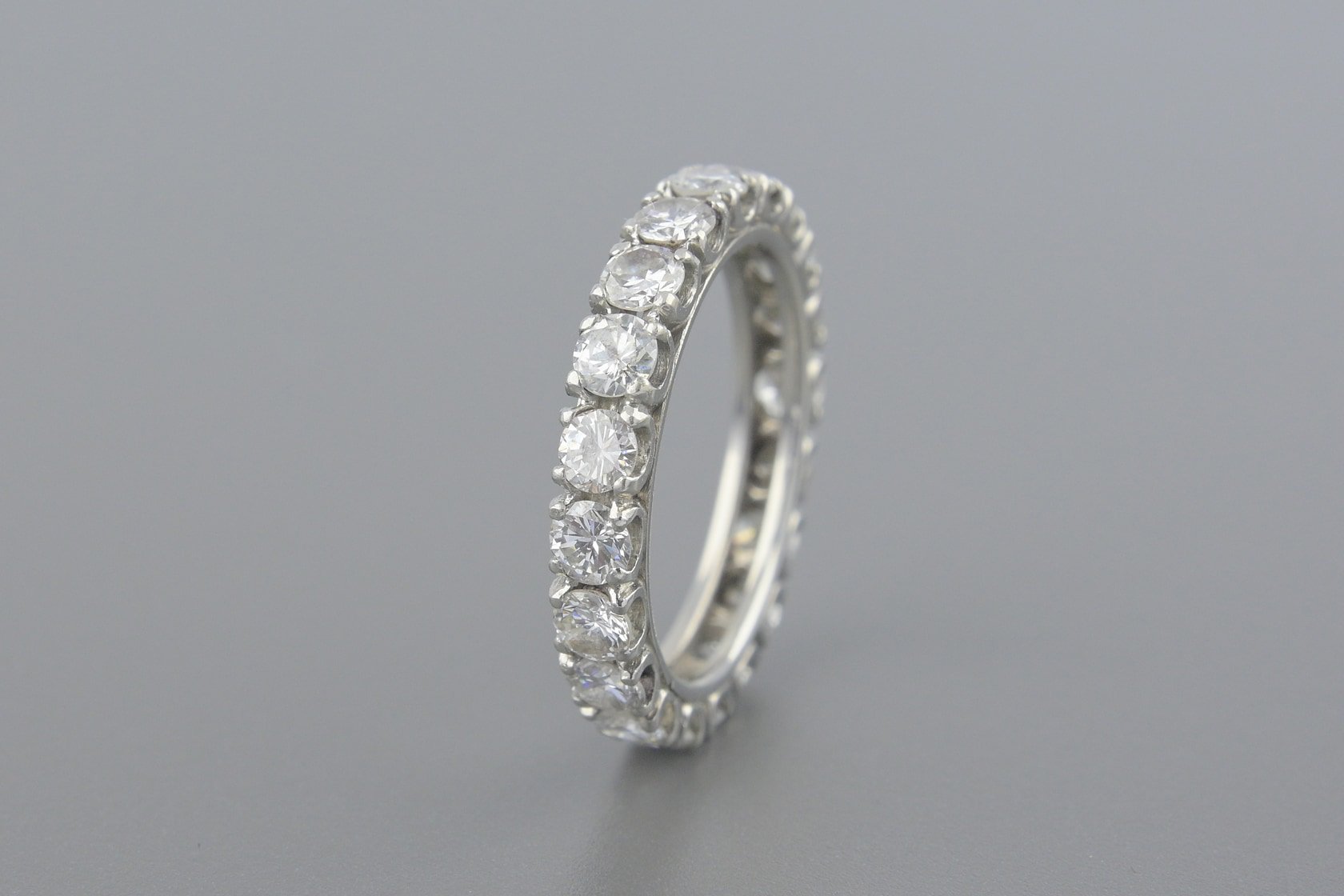 Aliança Inteira em Ouro Branco 18k com Aprox. 1.6cts de Brilhantes