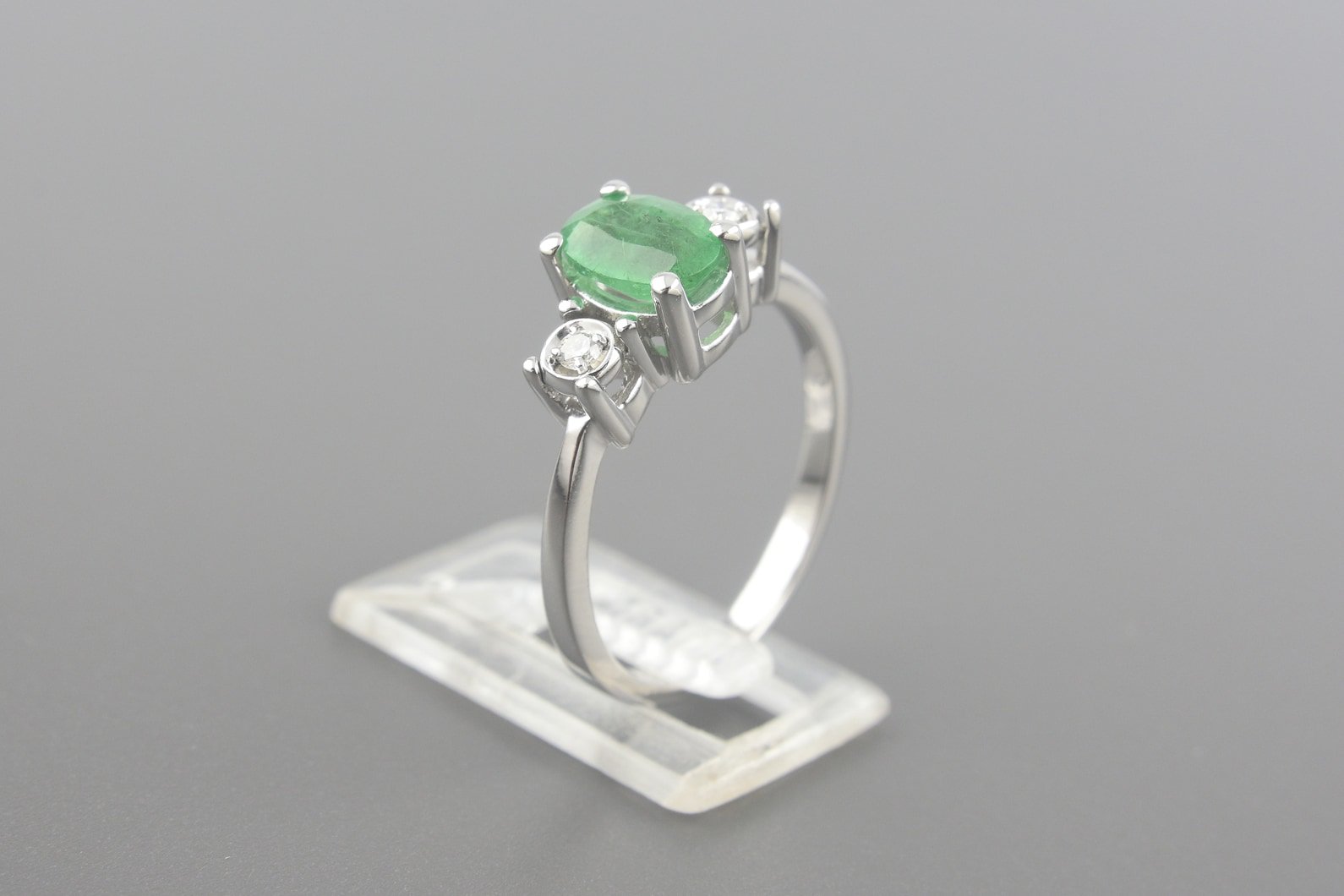 Anel Solitário em Ouro Branco 8k com Esmeralda de 7x5mm e Aprox. 6pts de Brilhantes