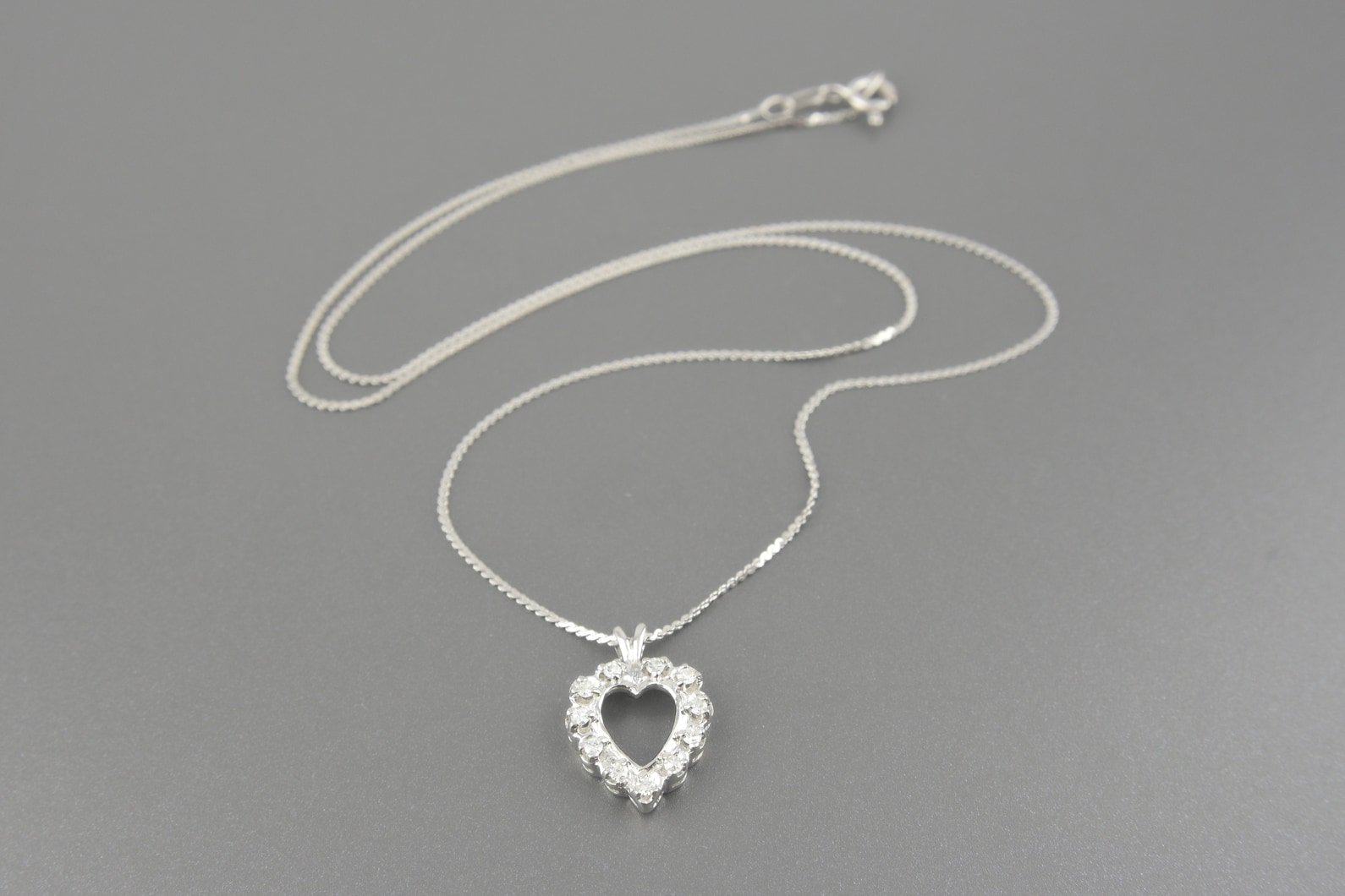 Colar Coração em Ouro Branco 14k com Aprox. 16pts de Brilhantes