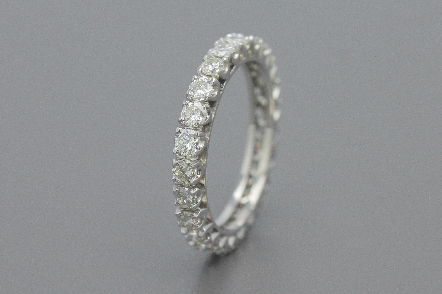 Aliança Inteira em Ouro Branco com Aprox. 1.4cts de Brilhantes
