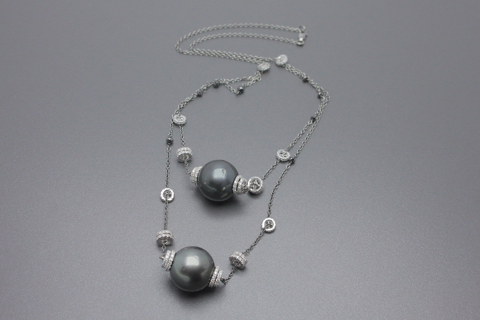 Colar em Ouro 18k com Ródio Negro, Pérolas Negras de 14mm, Diamantes Negros e Brancos Tamanho 41cm