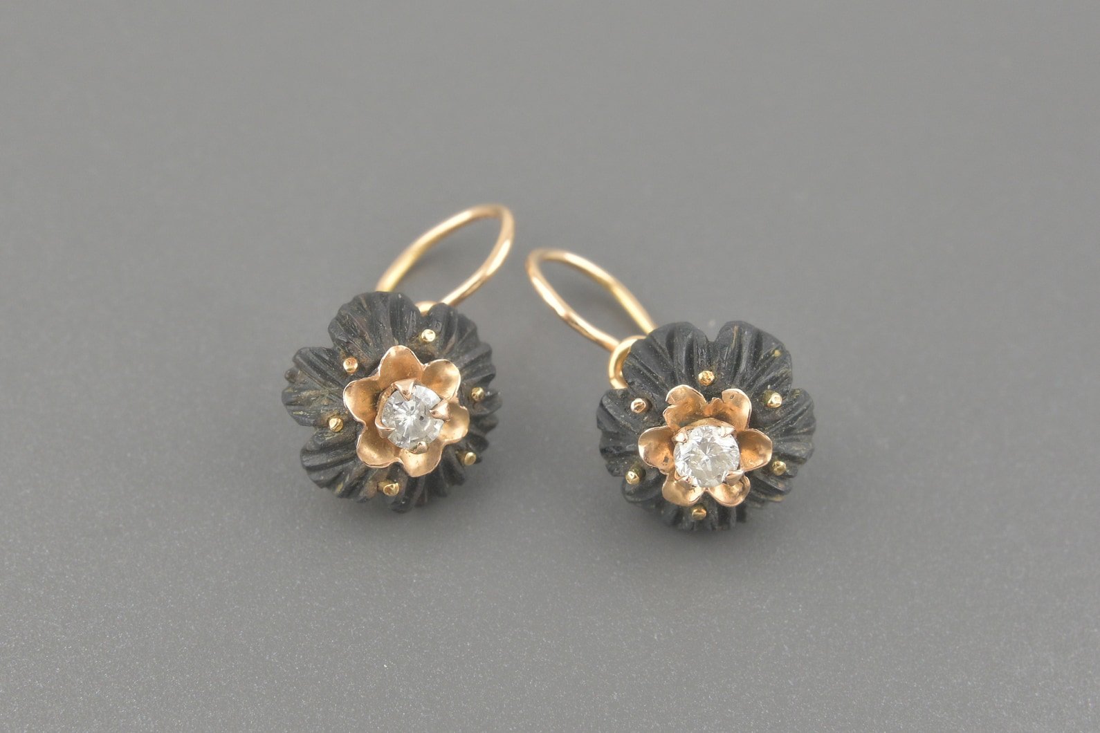 Brincos Flor Vintage em Ouro Baixo com Coco e Aprox. 10pts de Diamantes