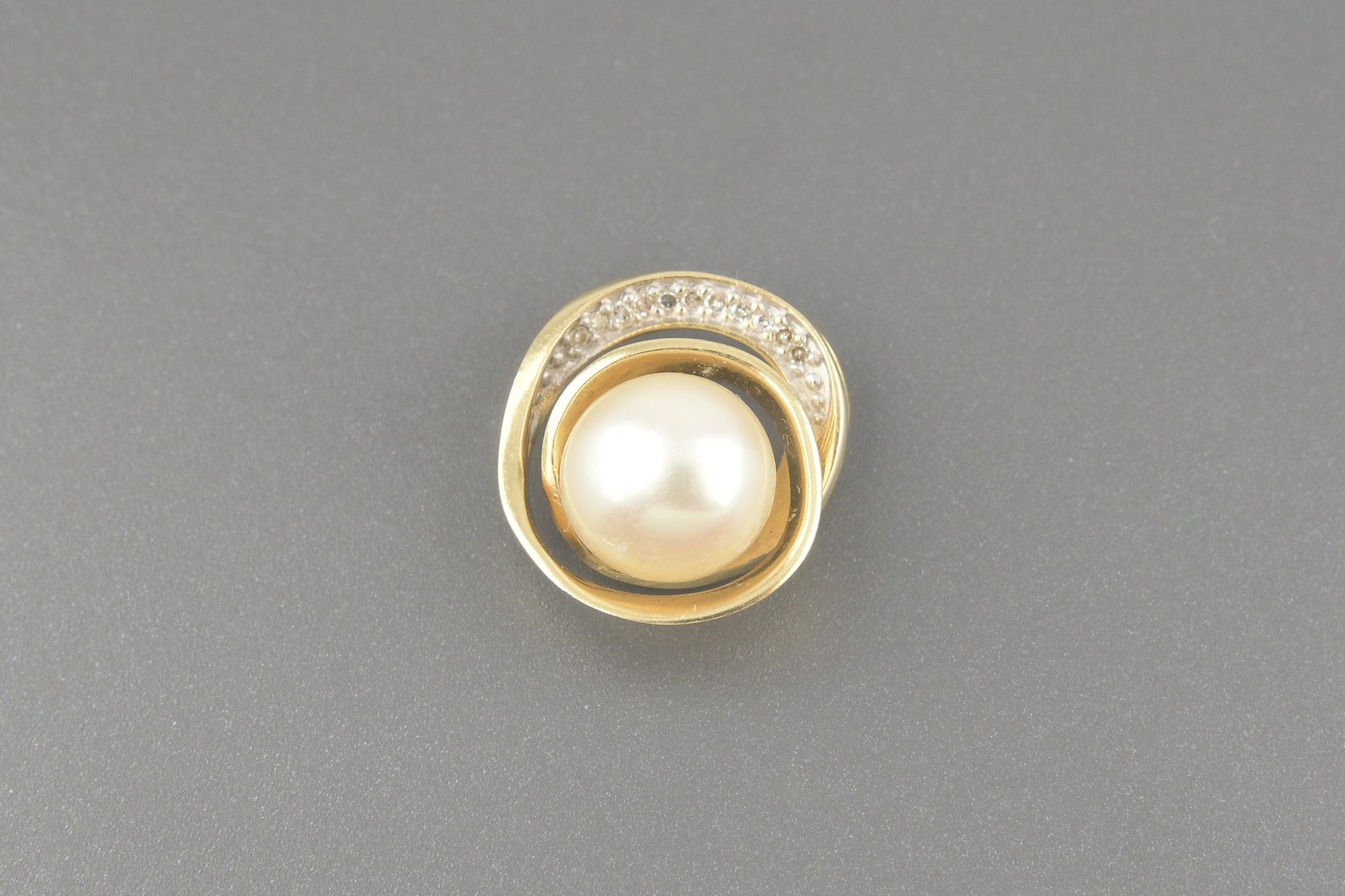 Pingente em Ouro Amarelo 18k com Pérola de 8mm e Aprox. 10pts de Brilhantes