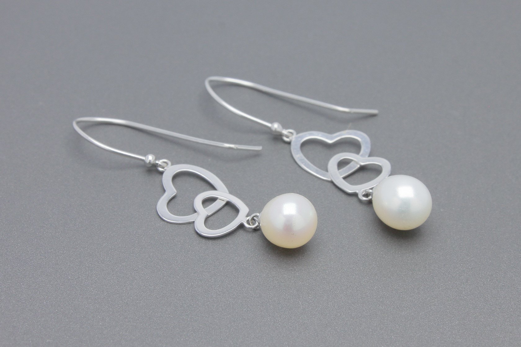 Brincos Coração em Ouro Branco 18k com Pérolas de 6mm